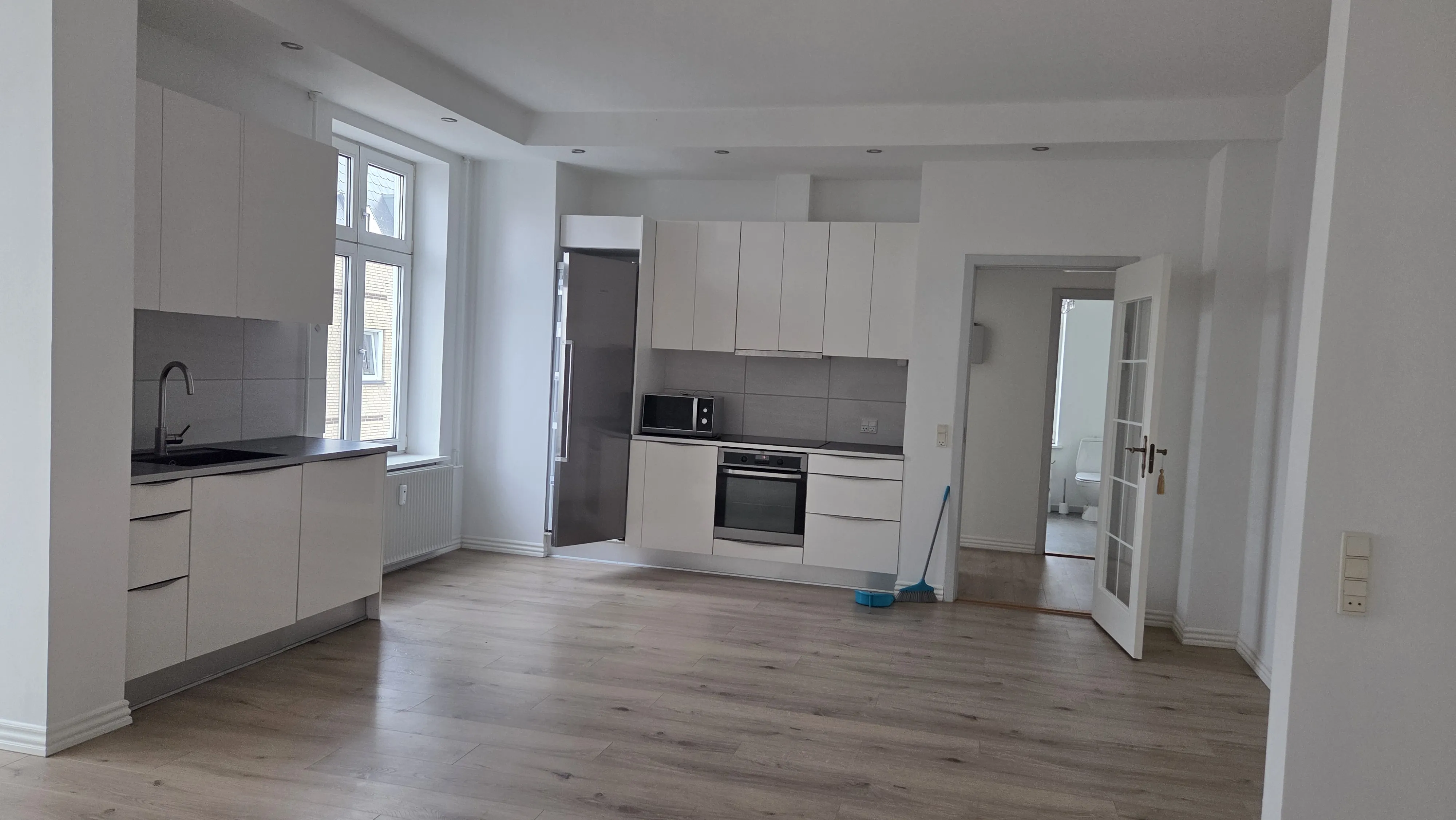 Indflytningsklar og renoveret 3-værelses lejlighed på 80 m² – midt på gågaden i Gråsten