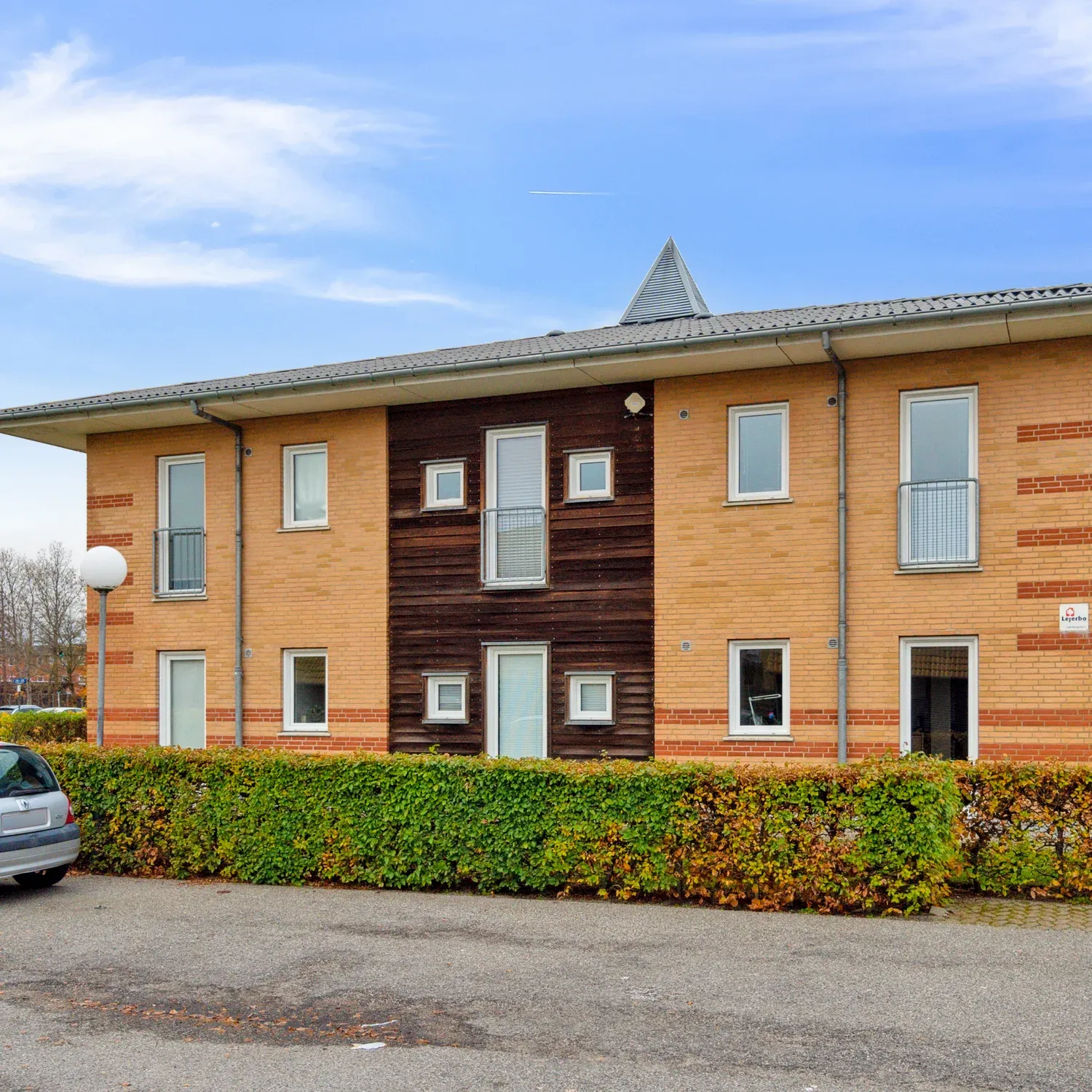 Lyksborgvej består af 30 ungdomsboliger samt 30 ældre- og handicapvenlige boliger. Boligerne er indrettet med funktionelle planløsninger, hvor stuelejlighederne har egen terrasse, mens de øvrige boliger har altan.