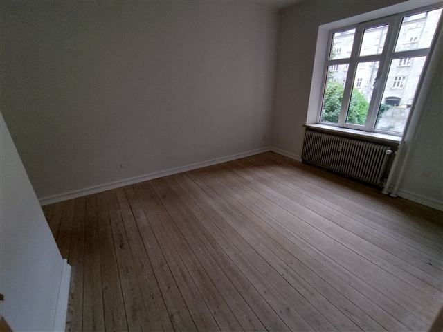 5 værelses 1. sals lejlighed ledig straks.