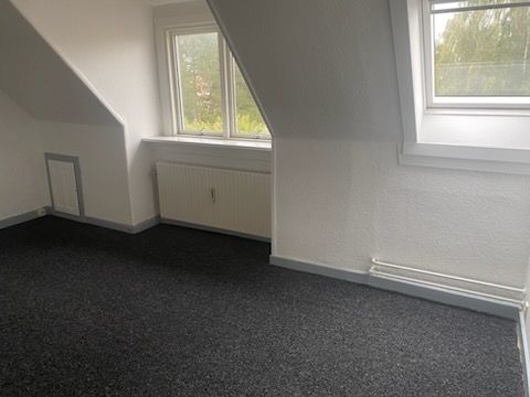 3 værelses lejlighed med parkering ved døren.