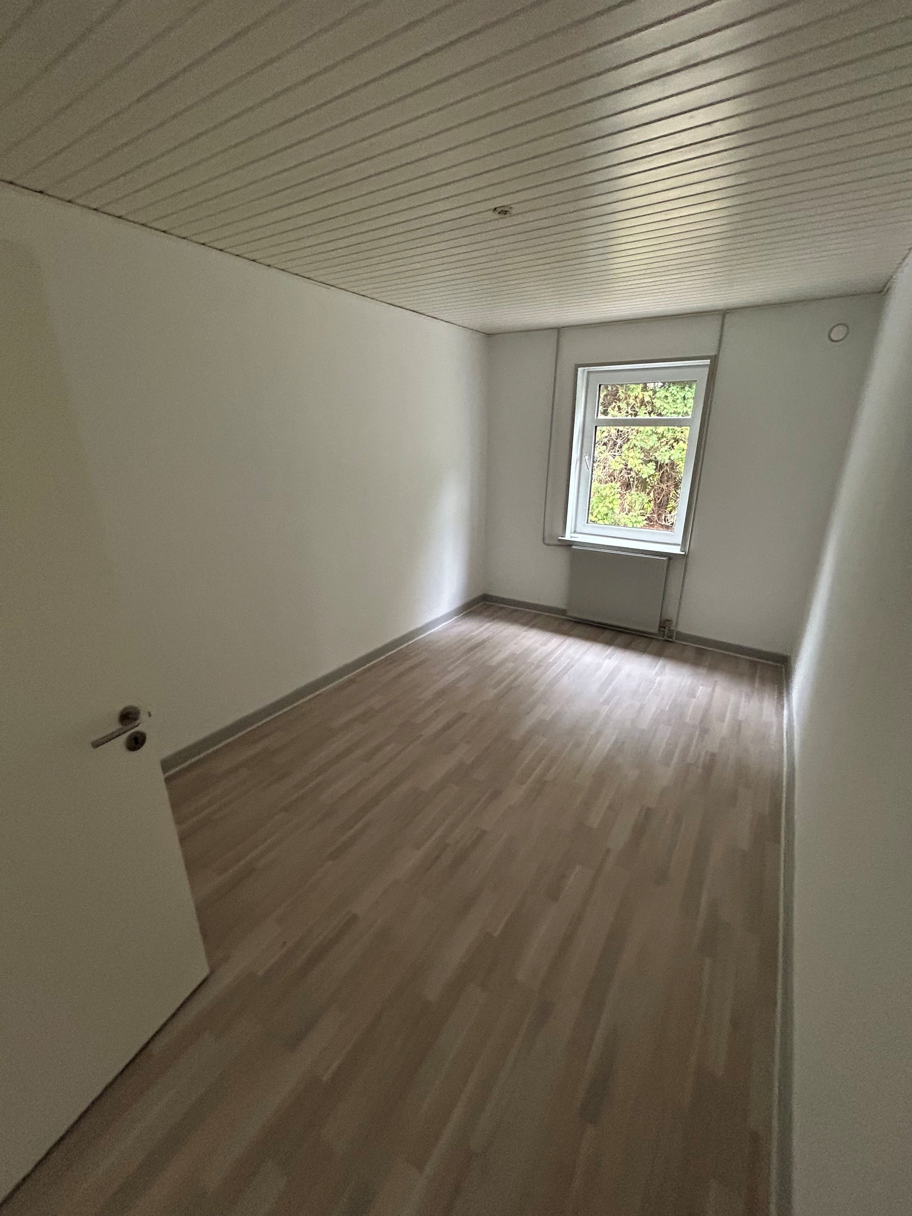 Lys og indflytningsklar lejlighed med lille have og parkering