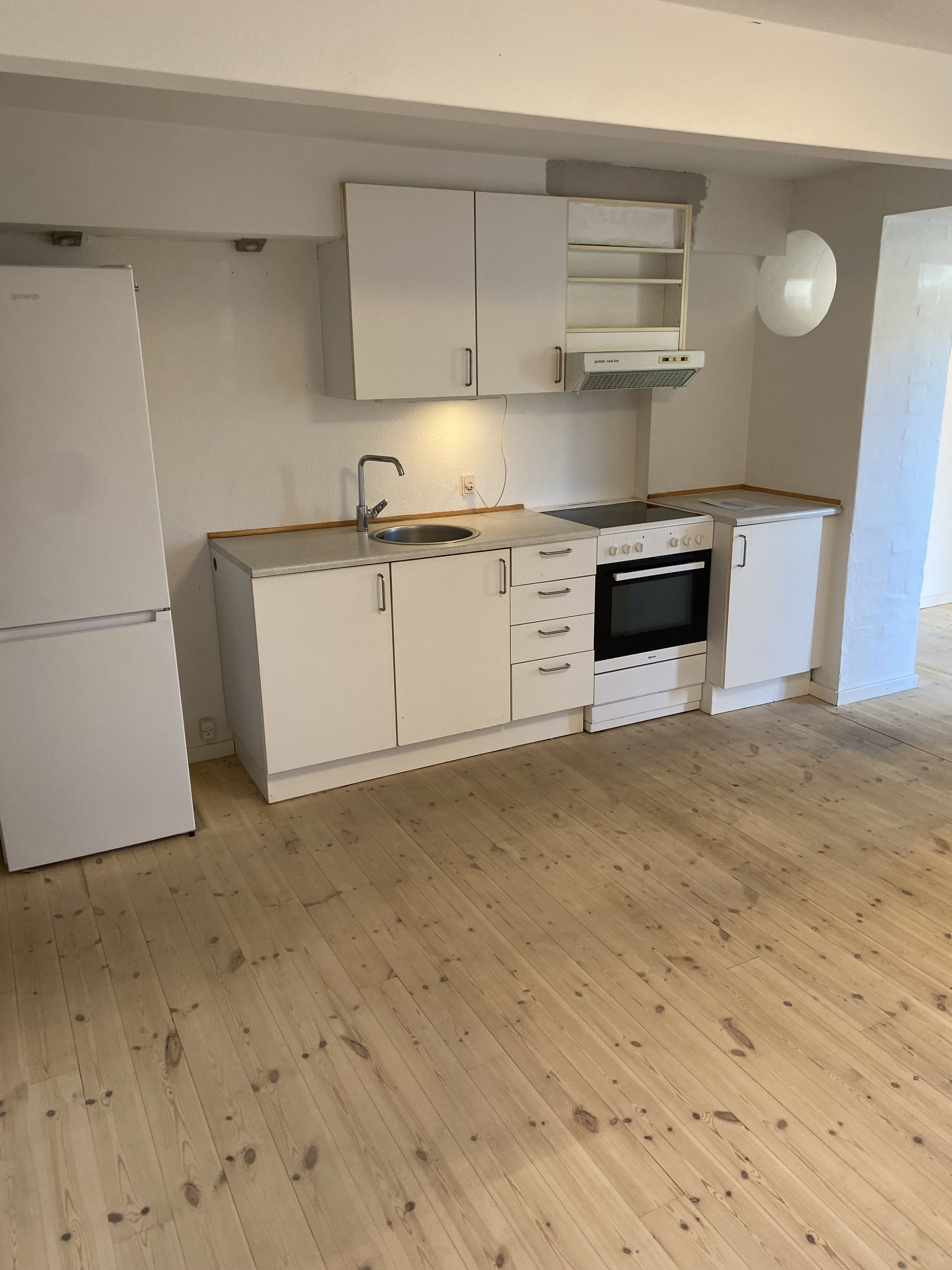 Lys bolig med privat terrasse på +15 kvm og køkken alrum
