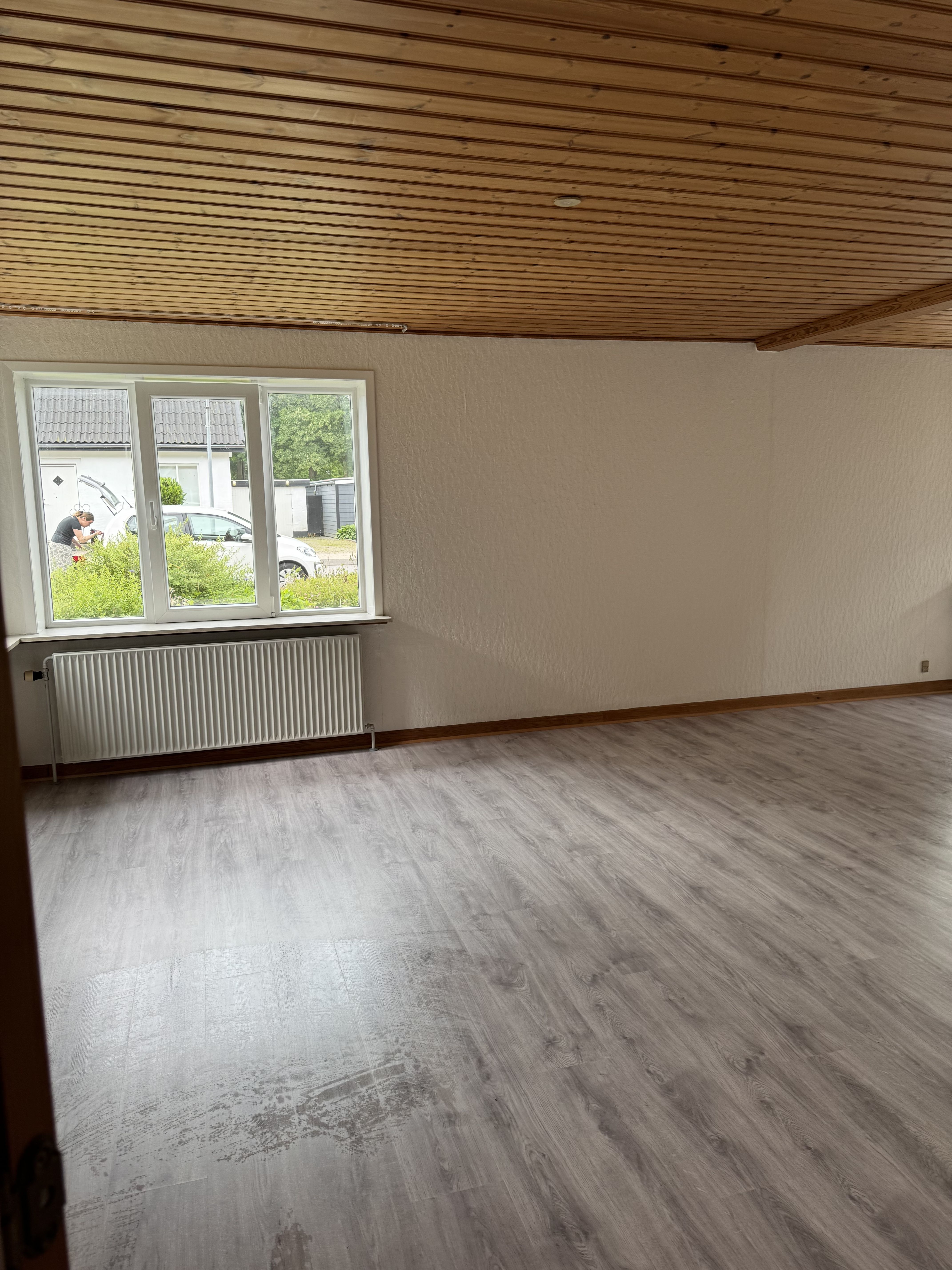 Villa lejlighed med ny anlagt plæne og parkering 