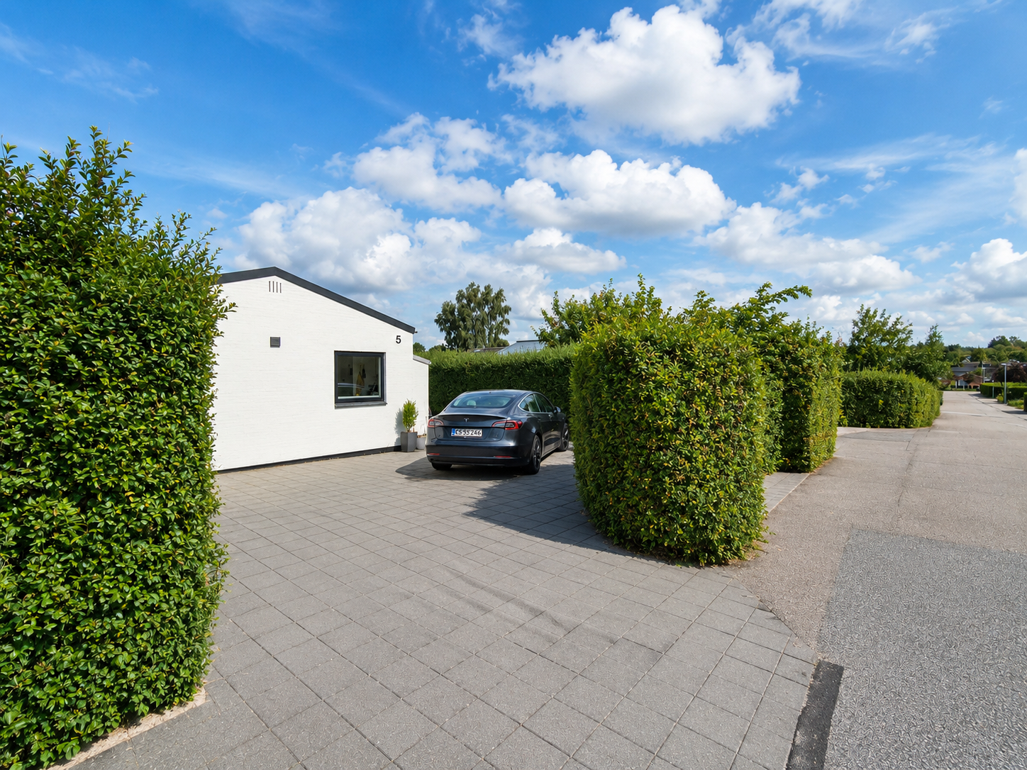 Spacious furnished family home with four bedrooms and large private garden