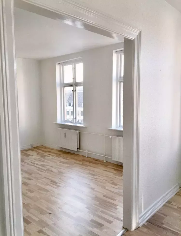Lys 3-værelses på 90 m2 med altan, moderne spisekøkken og klassiske detaljer