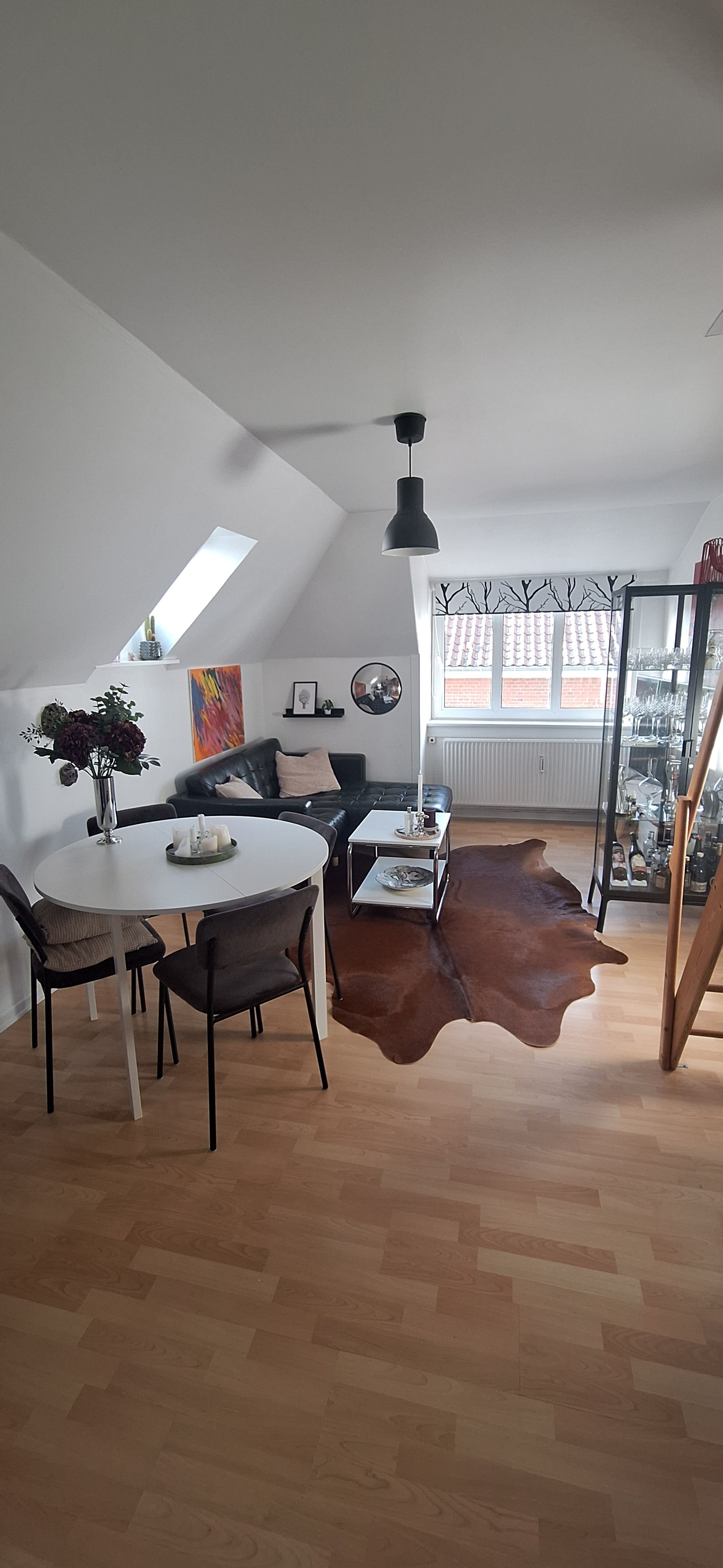 Charmerende taglejlighed i attraktive Karpedam – med have og parkering