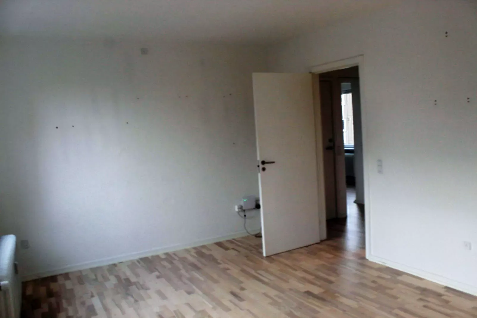 Lys 2-værelses på 64 m2 med moderne, hvidt køkken og opvaskemaskine