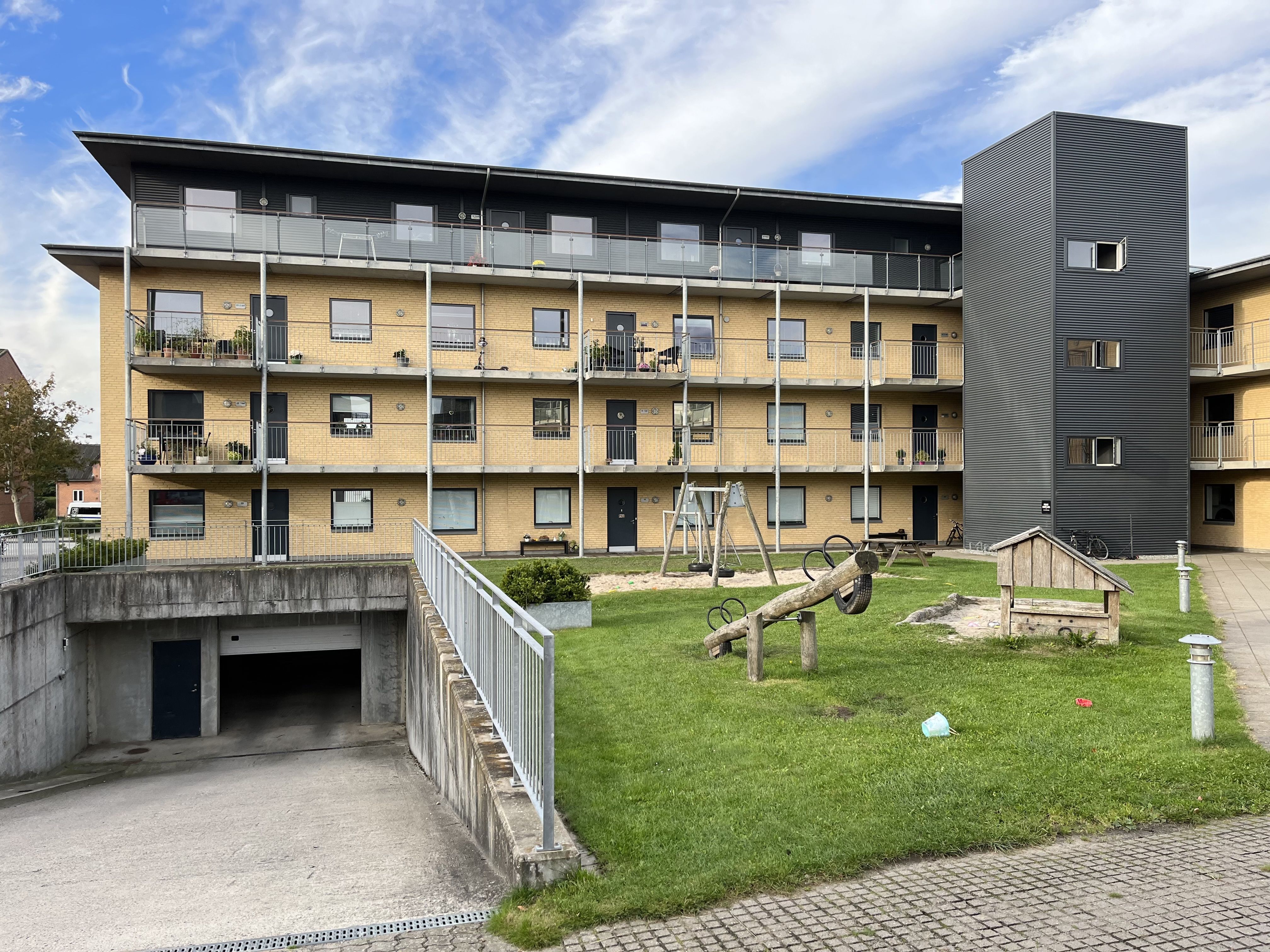 130 m2 velindrettet og meget lys 5-værelses med skøn terrasse og have.