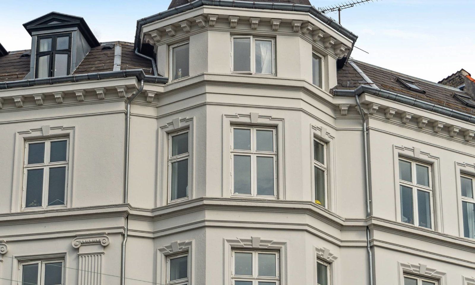 Lys 6 - værelses lejlighed centralt i København