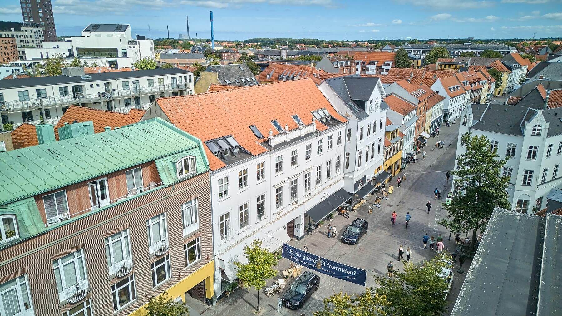 Herskabelig 4-værelses lejlighed i flot ejendom
