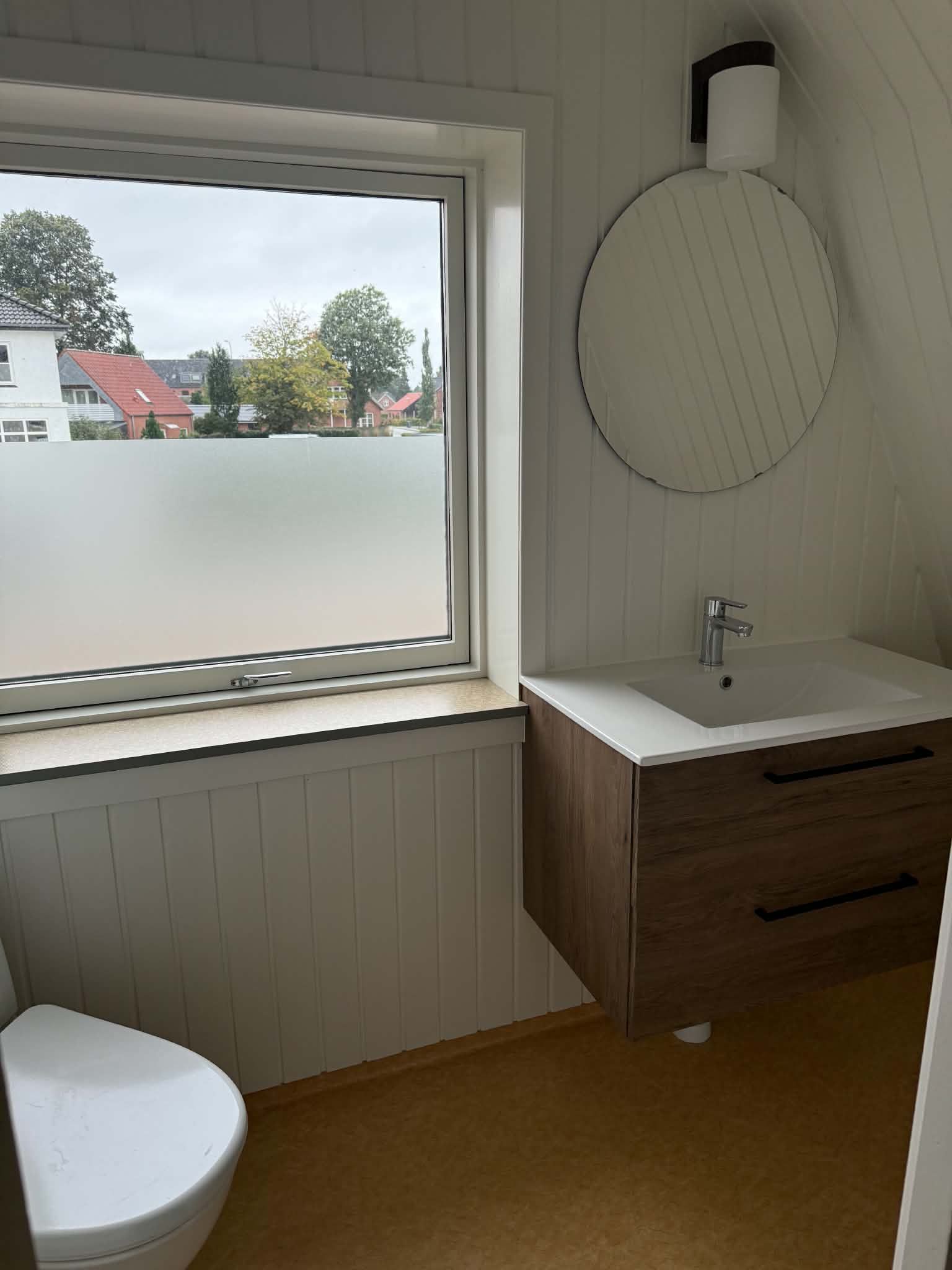 Dejlig 2 værelses lejlighed på 1. sal udlejes i Grindsted bymidte. 