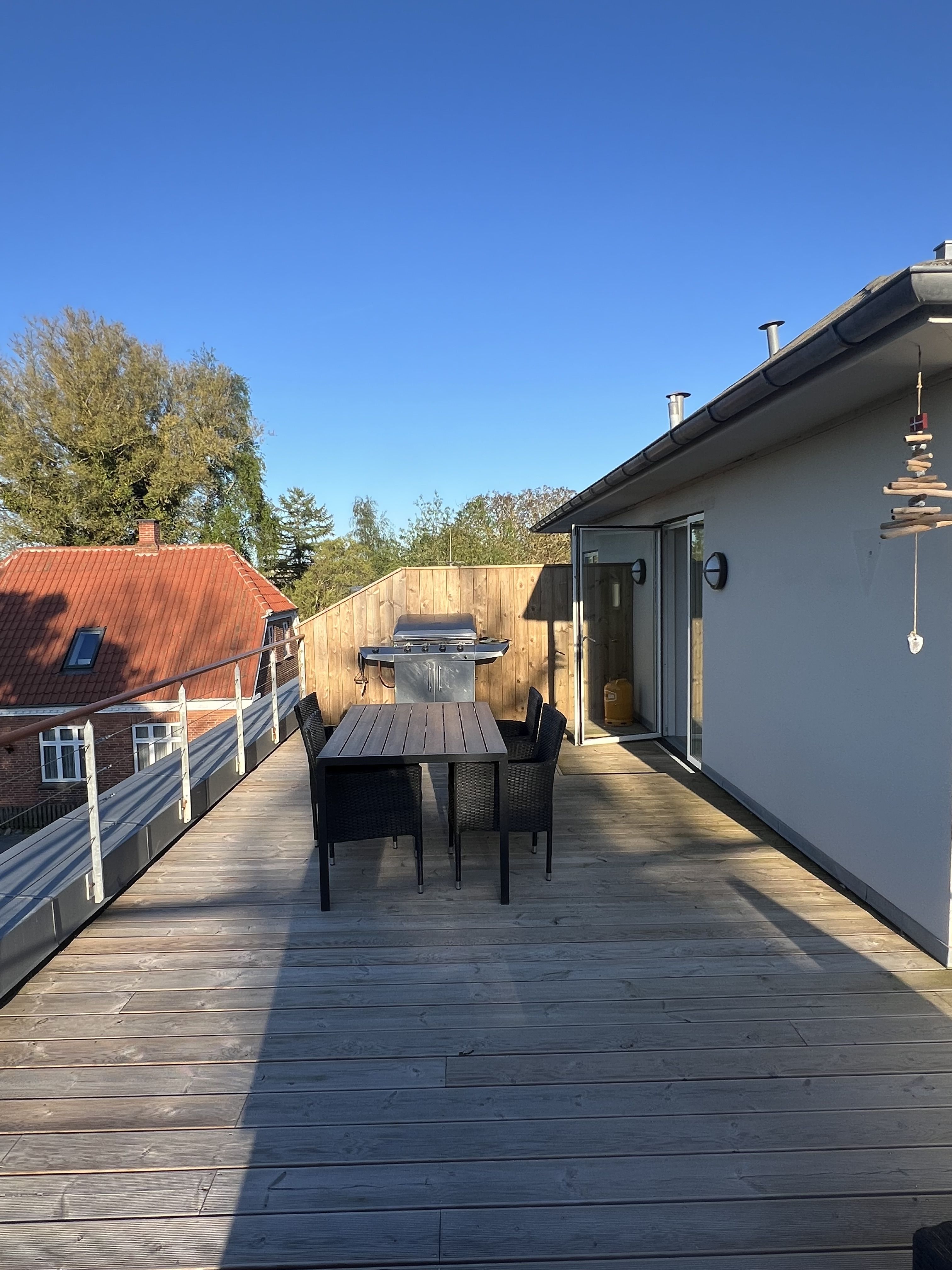 I centrum med stor terrasse