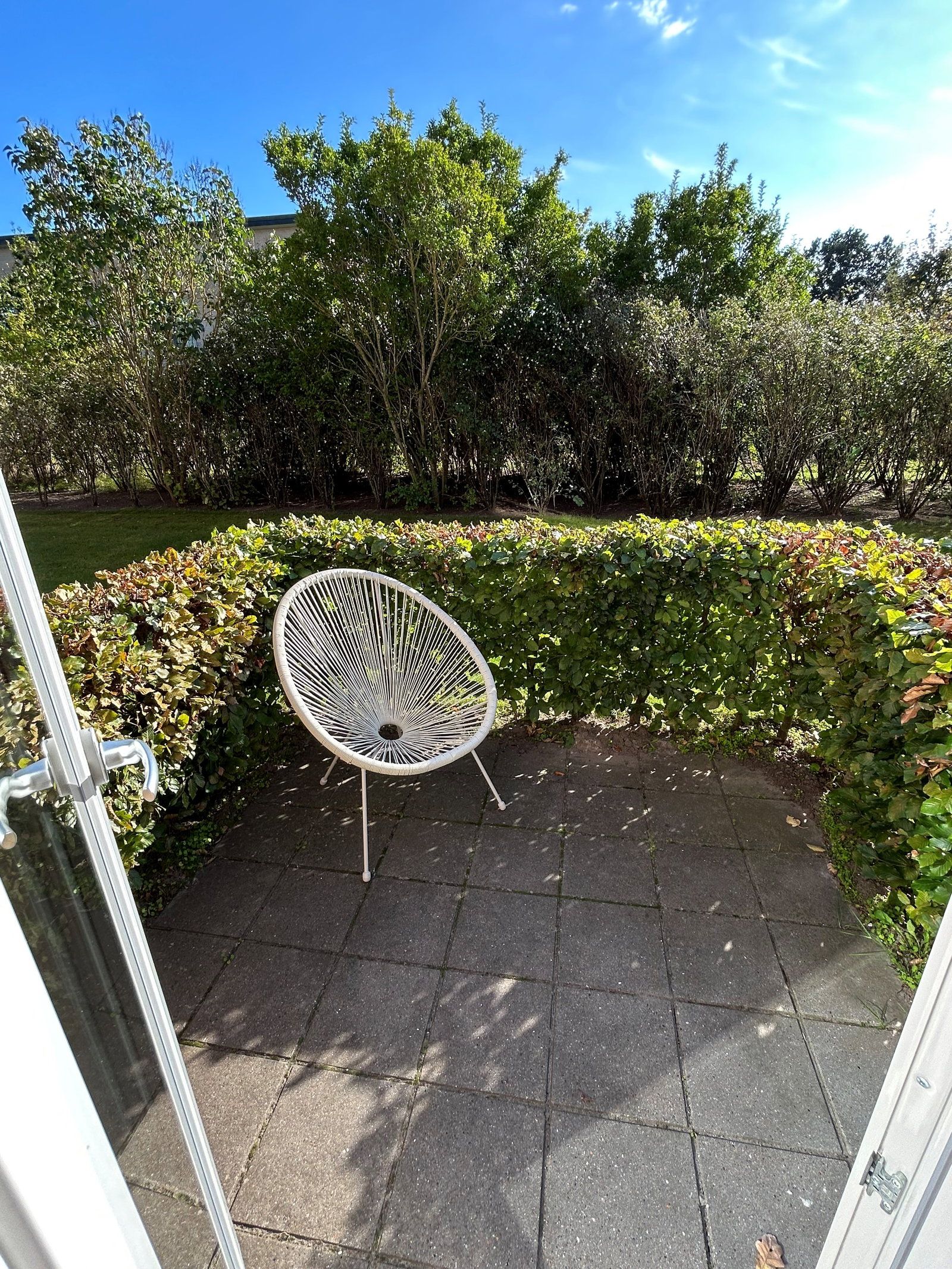 Lys 3-værelses i stueplan med terrasse, nye 3-lags vinduer og parkering – indflytning 1. november