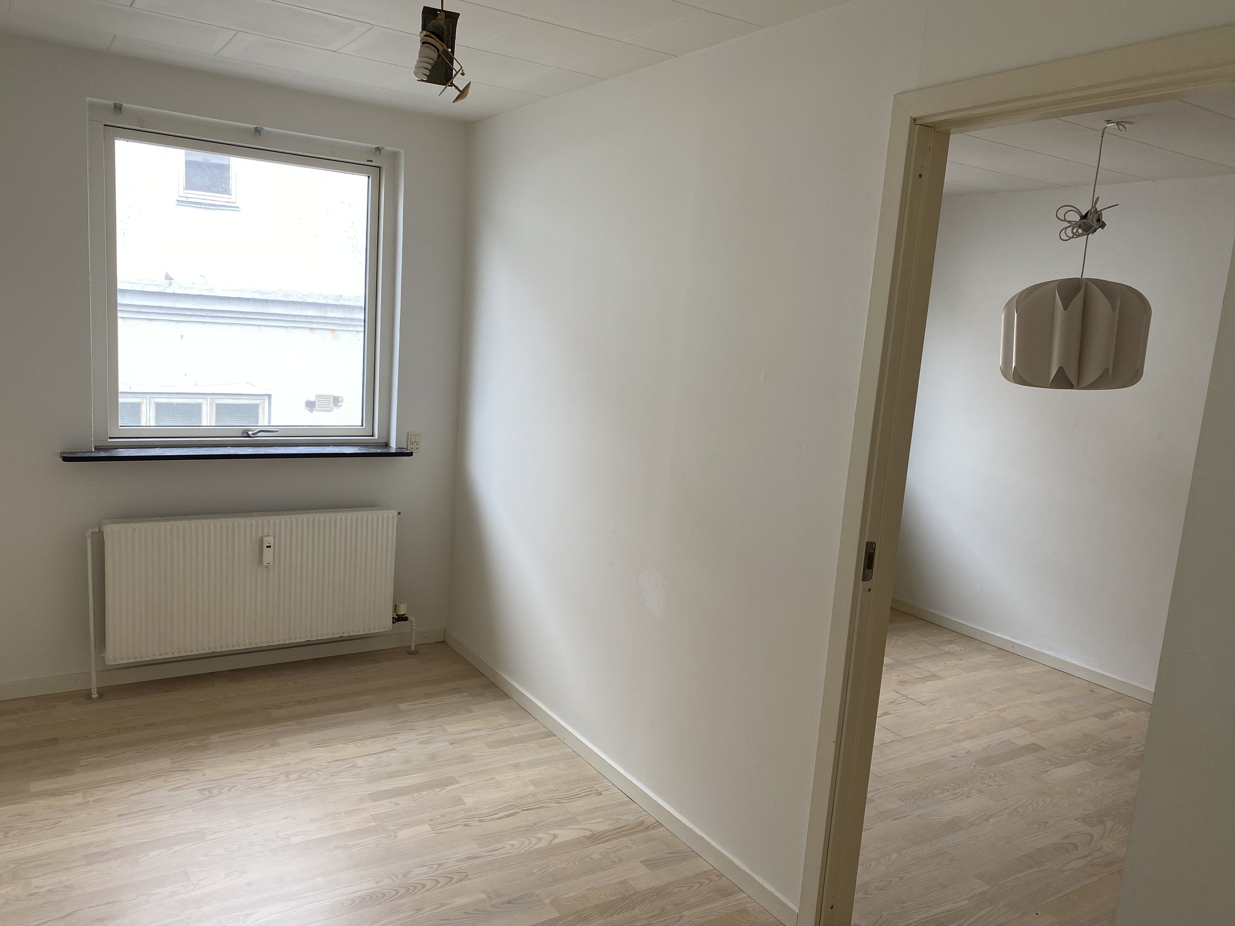 2 sammenbyggede værelser