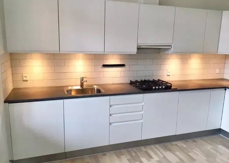 Lys 3-værelses på 90 m2 med altan, moderne spisekøkken og klassiske detaljer