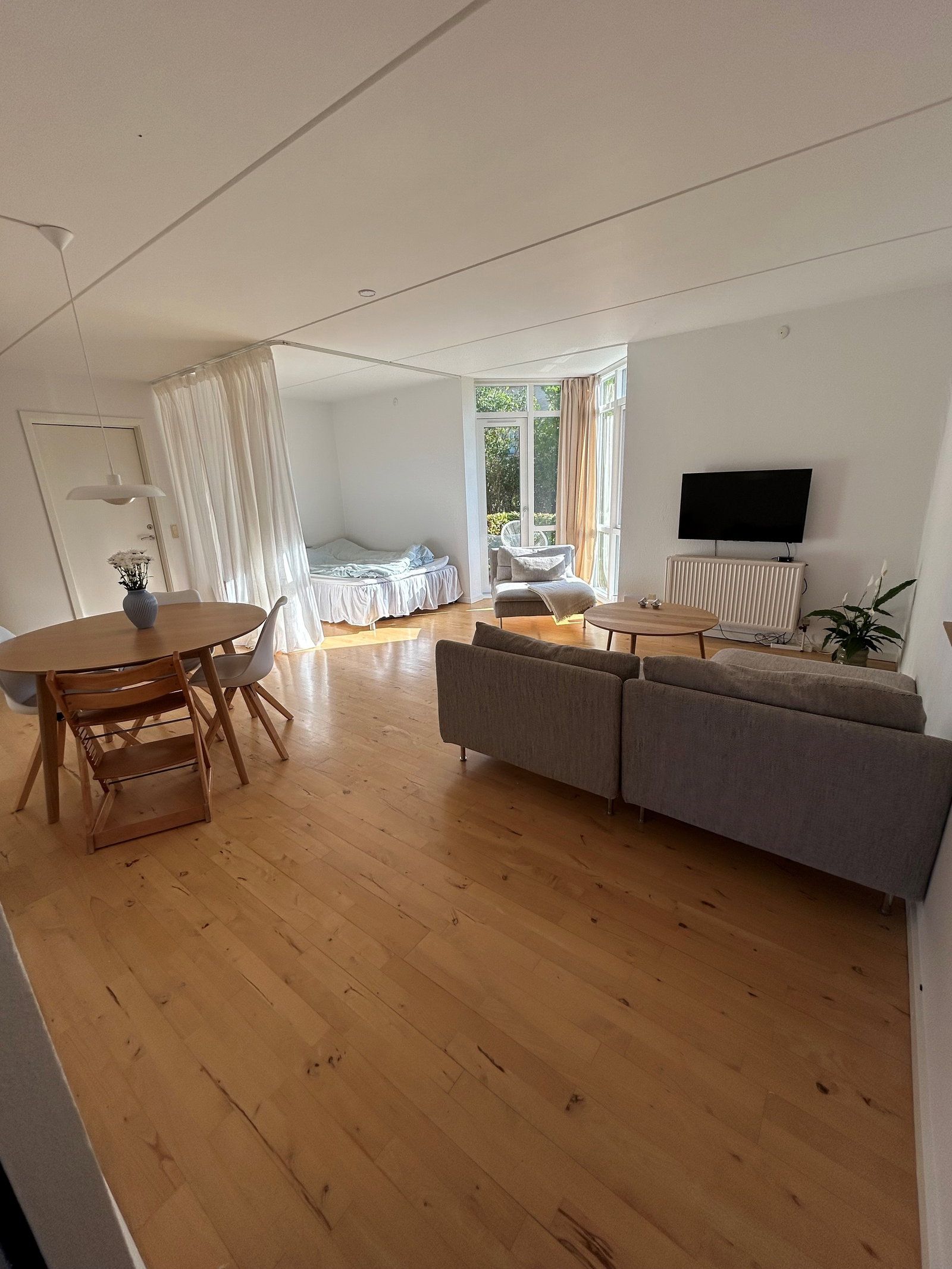 Lys 3-værelses i stueplan med terrasse, nye 3-lags vinduer og parkering – indflytning 1. november
