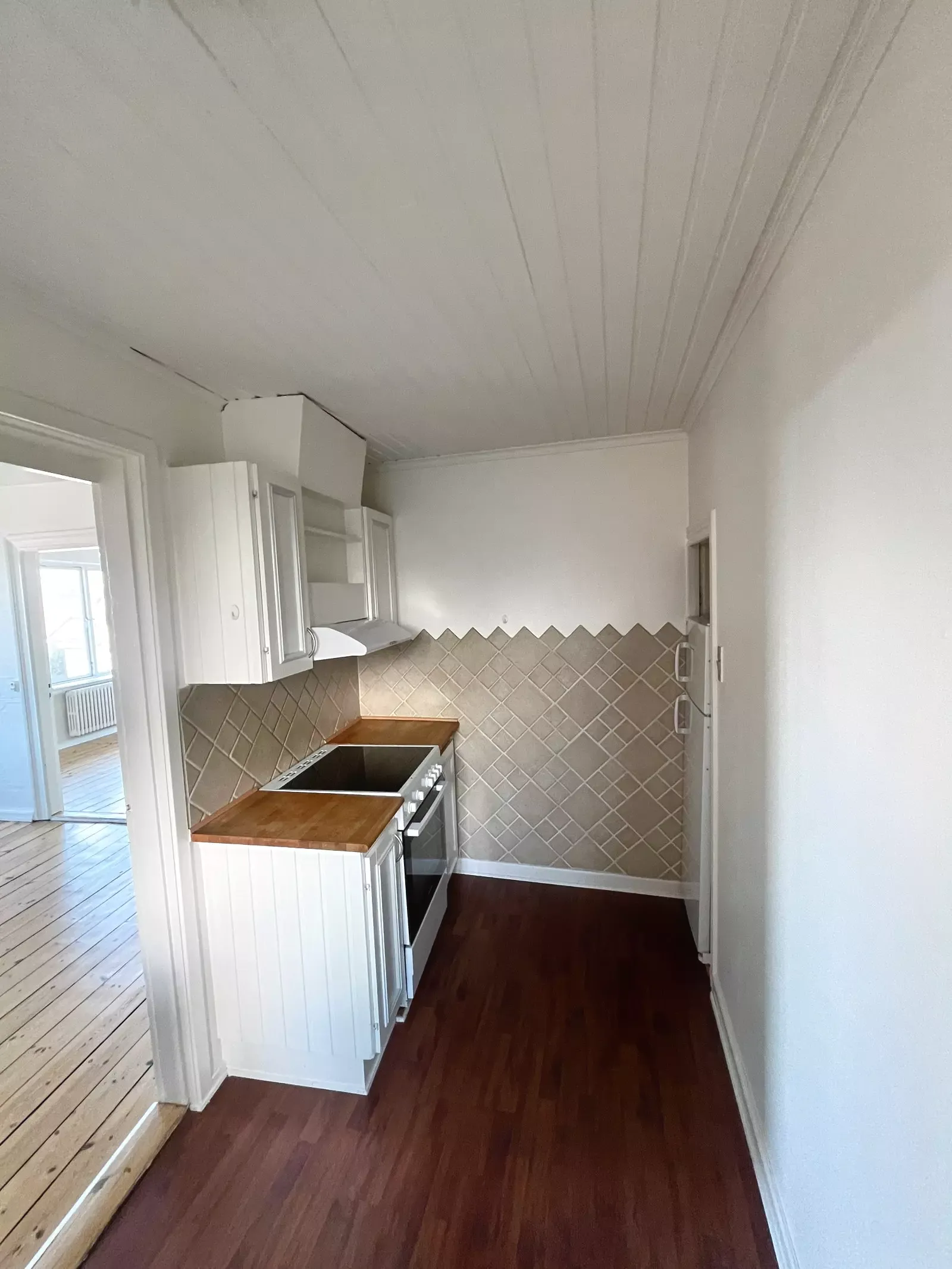 Lys 3-værelses med plankegulve, træloft og klassisk køkken – 85 m2
