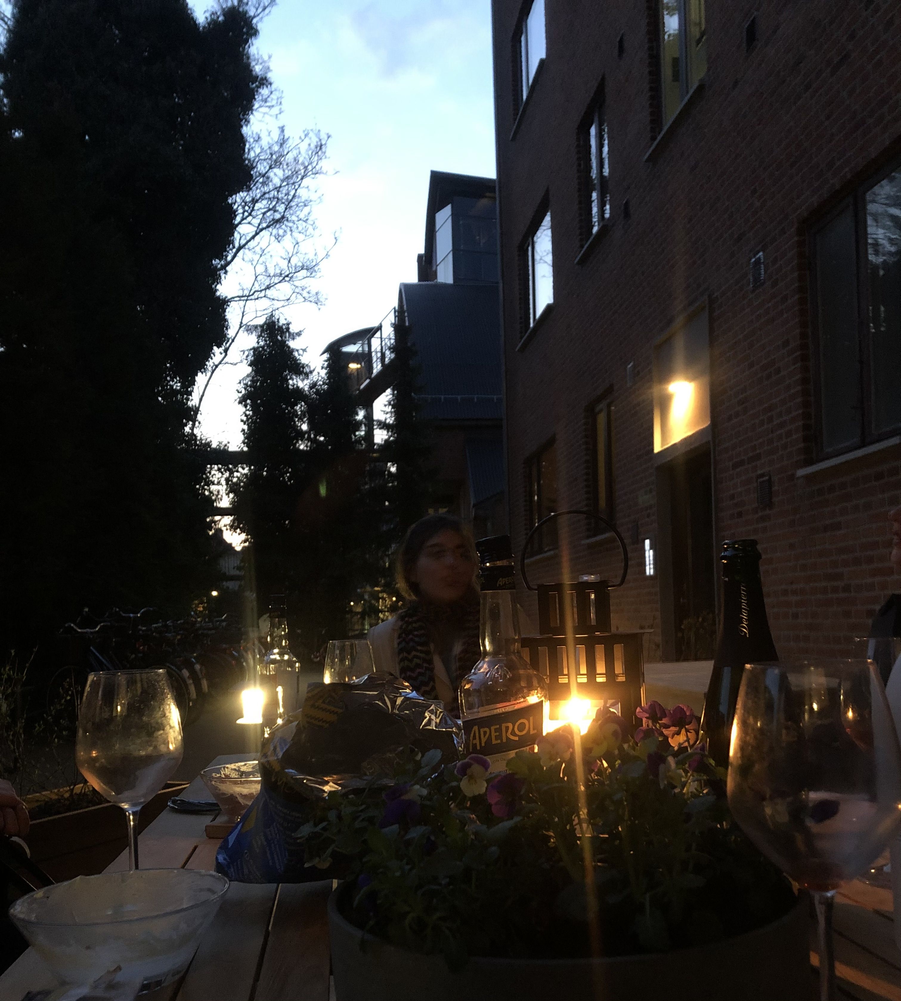 Co-living in exclusive shared Apartment for Female :   Green area with trees and private garden, quiet, safe and only 5 minutes from metro and city center. + CBS. CV a requisite for application.