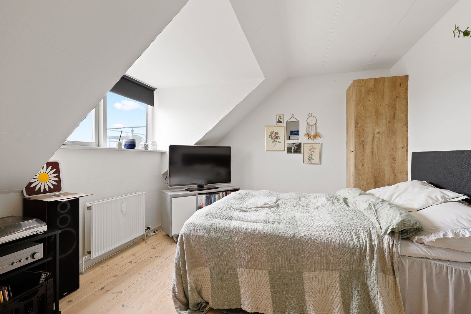 Lys og rummelig 3-værelses med charmerende skråvægge, fransk altan og moderne bekvemmeligheder – 94 m2