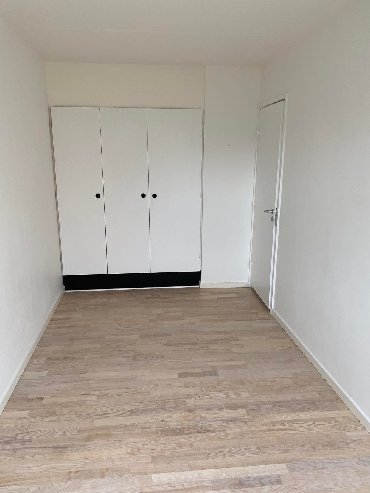 Stor dejlig lys total renoveret lejlighed med stor terrasse og 2 min gang til S-tog