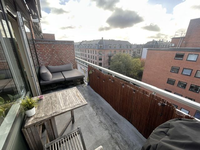 Stor lys lejlighed på øverste sal