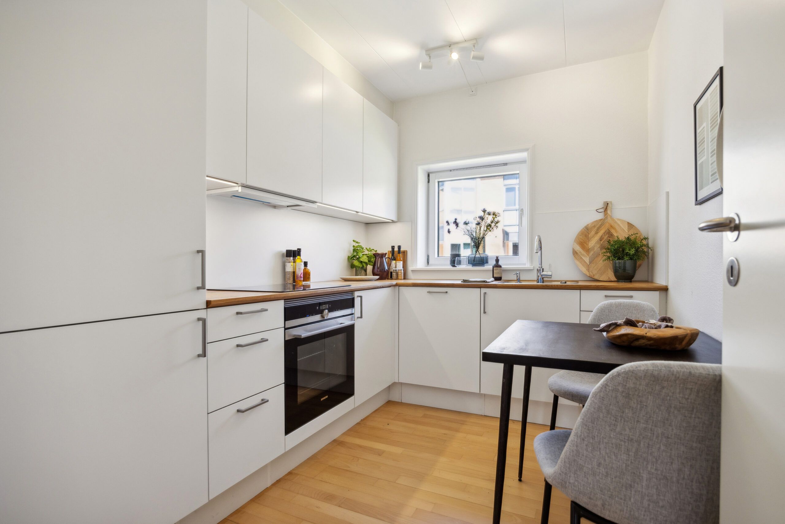 Flot lejlighed med lukket altan