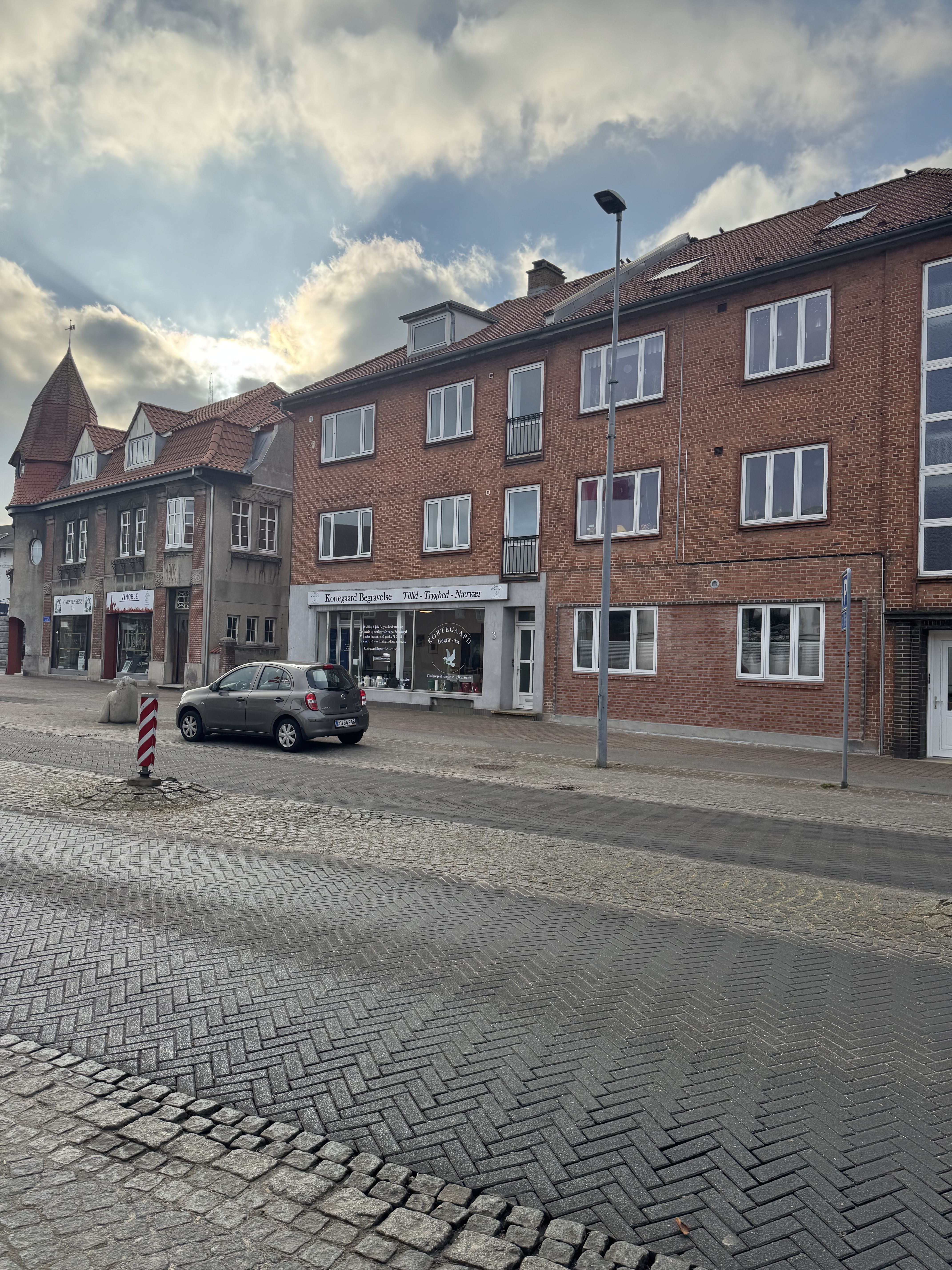 2 sal stor lys lejlighed midt i Rødding by
