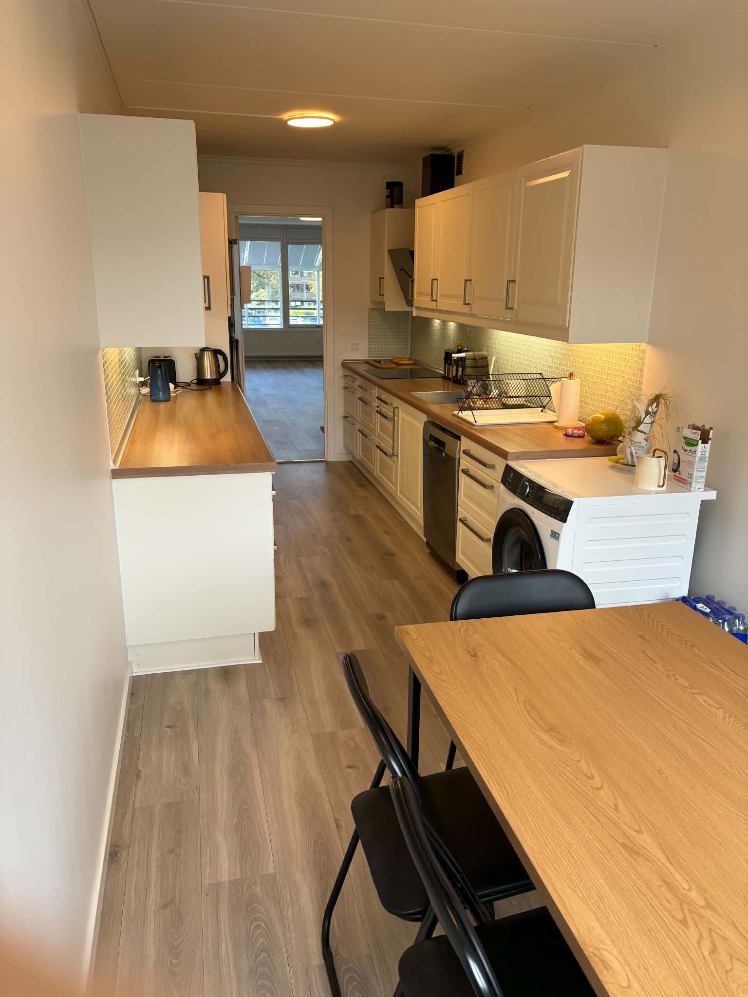 10m2 værelse i 116m2 lejlighed med 2 toiletter - ved Høje-Taastrup station og City2 