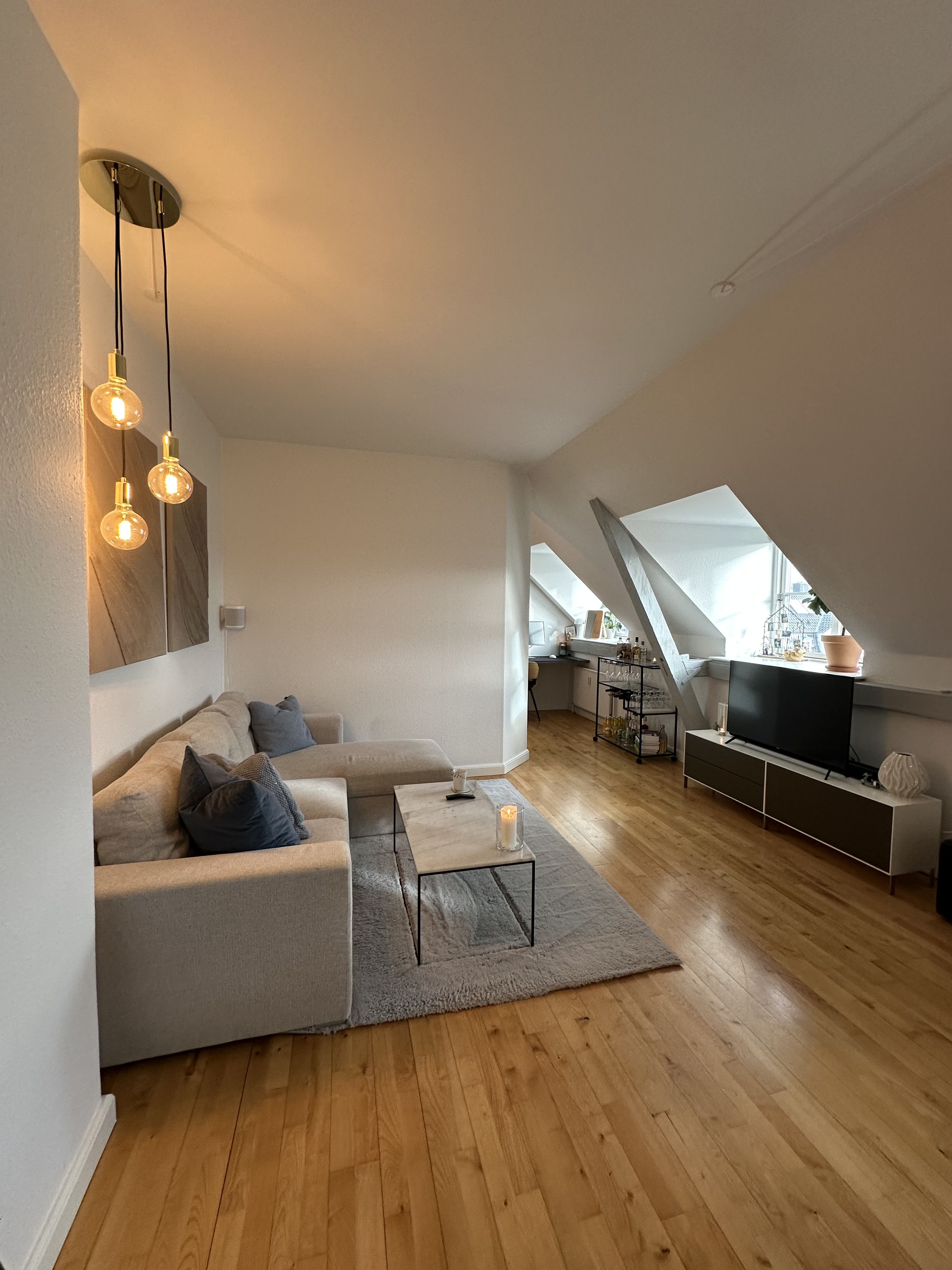 🏡 Lys og rummelig 2 værelses lejlighed til leje – 71 kvm + stort kælderrum og elevator i opgangen🏡