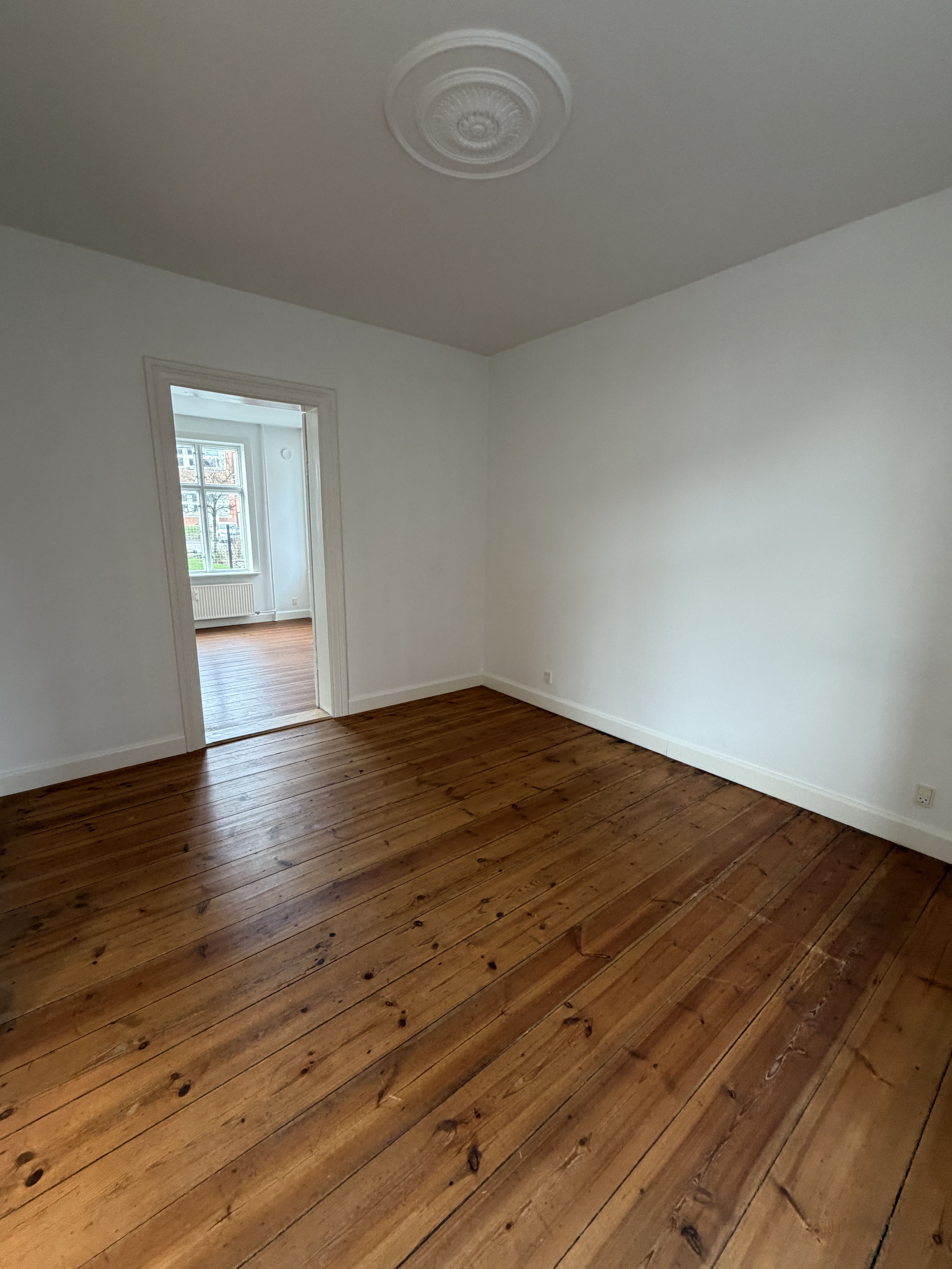 Lys 3-værelses lejlighed med stue en suite midt i Aabenraa – 89 m²