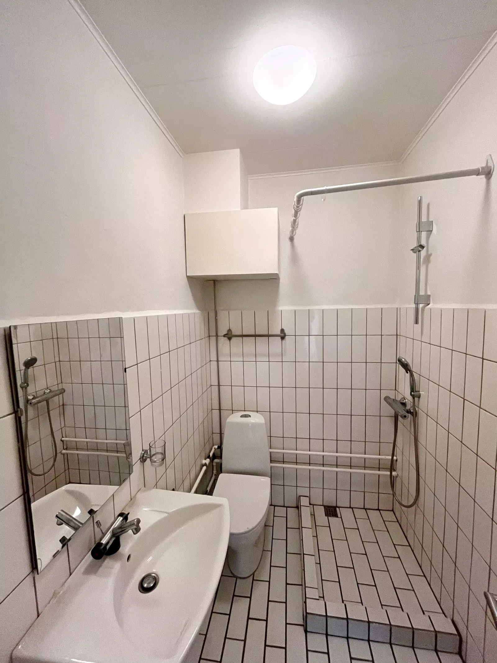 Rummelig 1-værelses på 60 m2 med altan/terrasse, parkering og stort opbevaringsrum