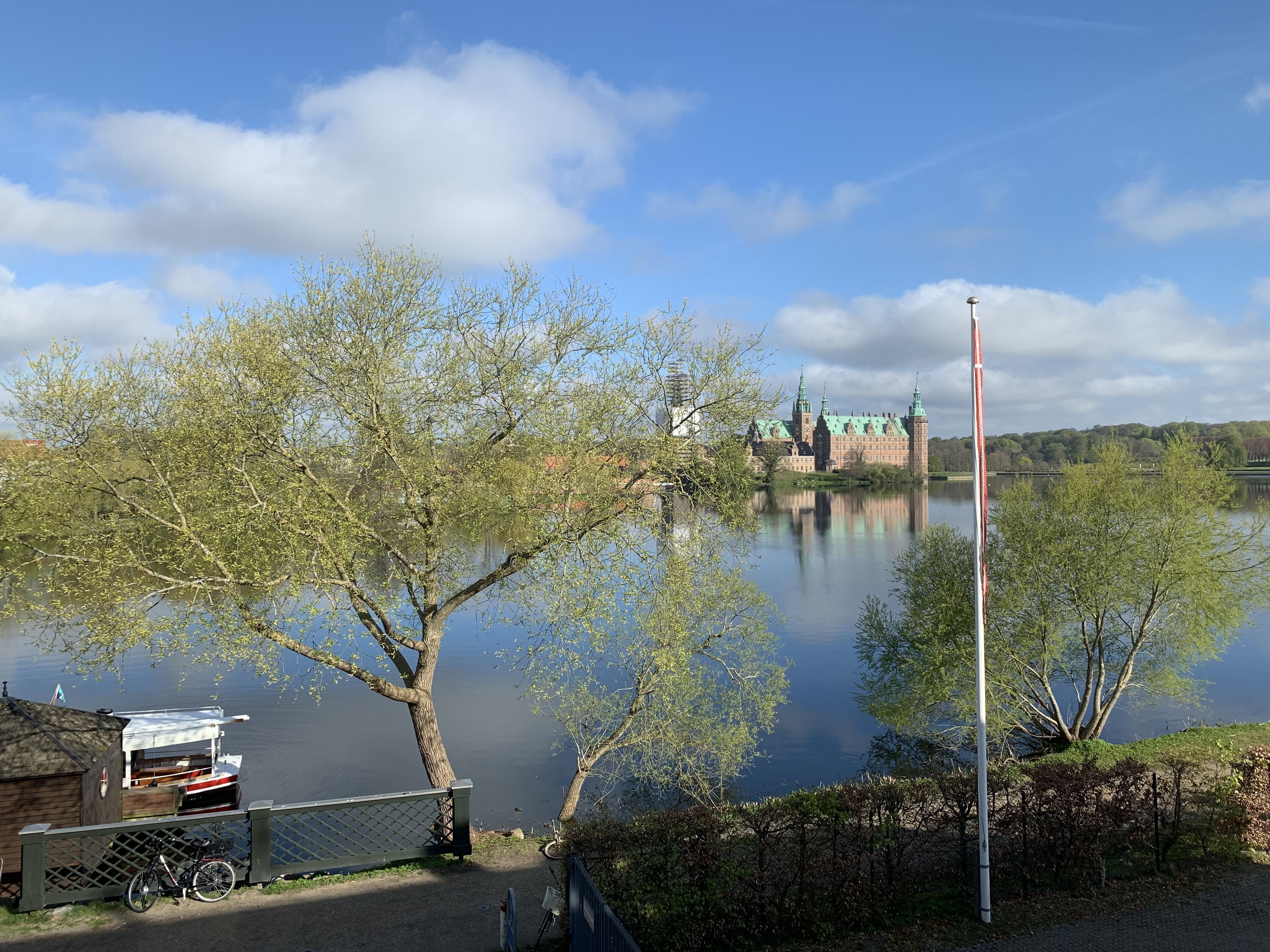 Feinschmecker lejlighed med byen bedste placering til Slotssøen i Hillerød