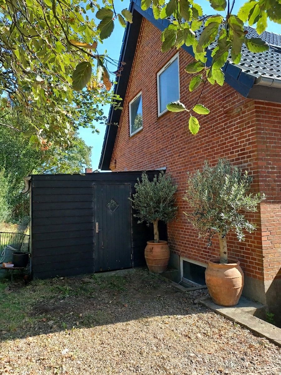 Klassisk rødstenshus med have, terrasse og parkering – husdyr tilladt