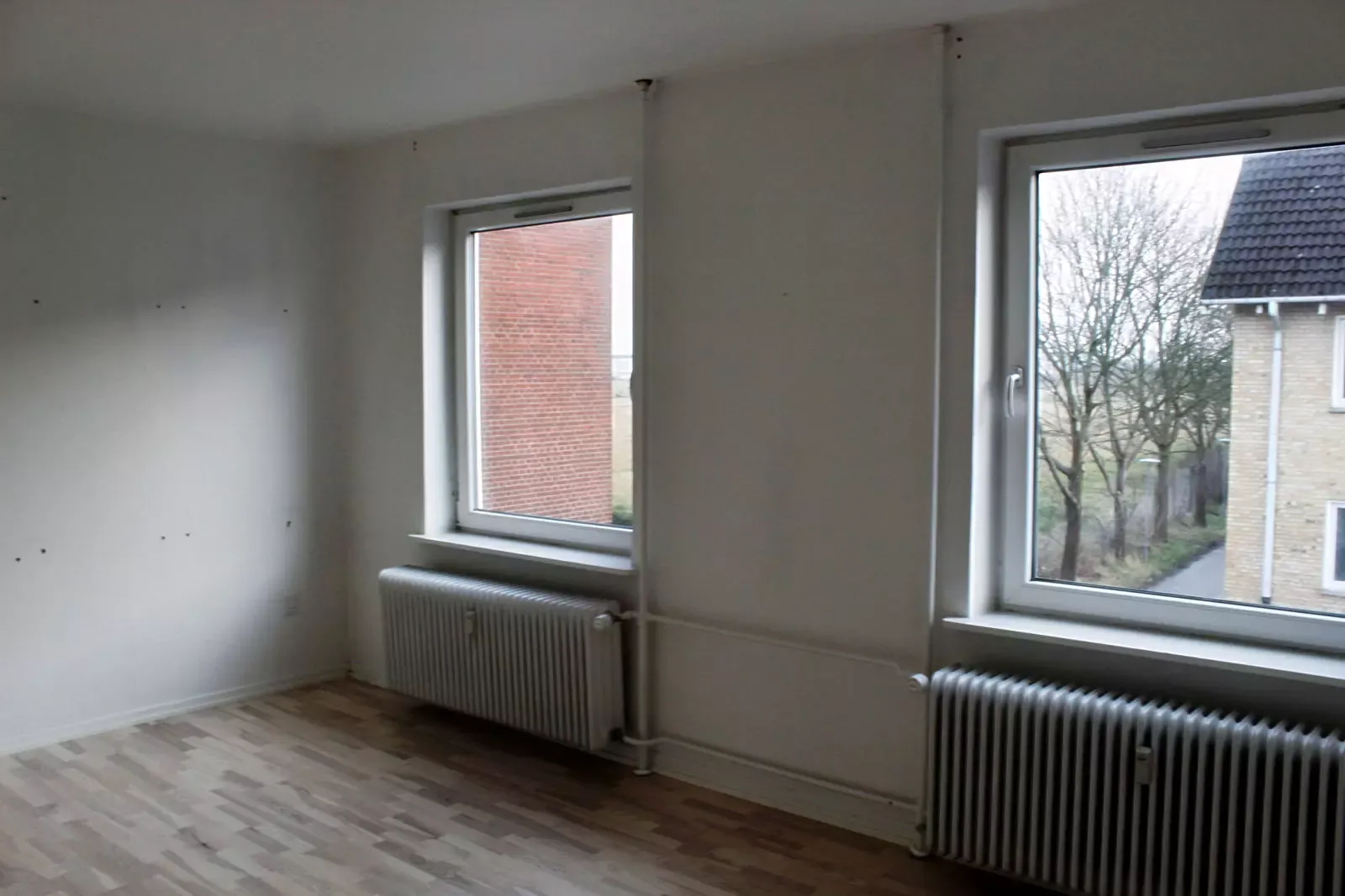 Lys 2-værelses på 64 m2 med moderne, hvidt køkken og opvaskemaskine