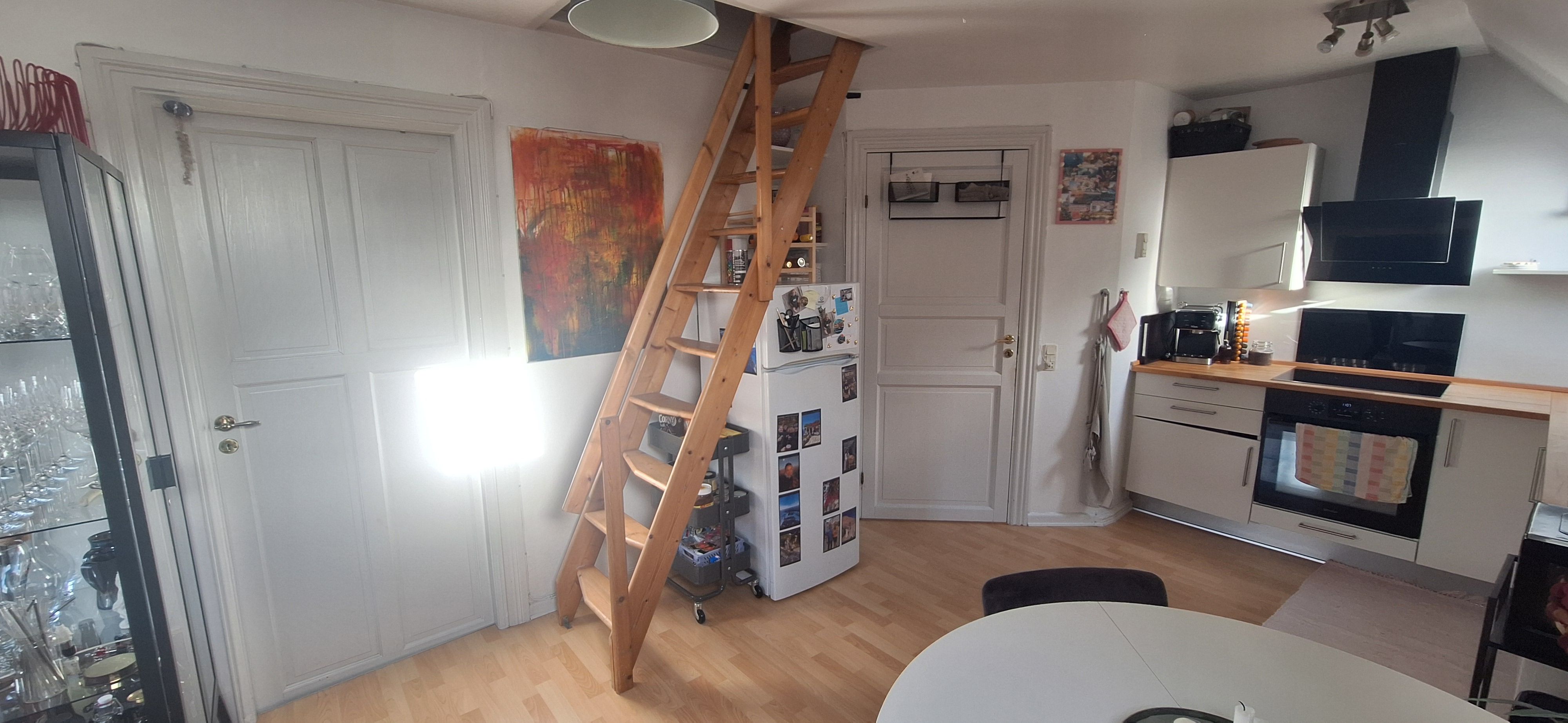Charmerende taglejlighed i attraktive Karpedam – med have og parkering