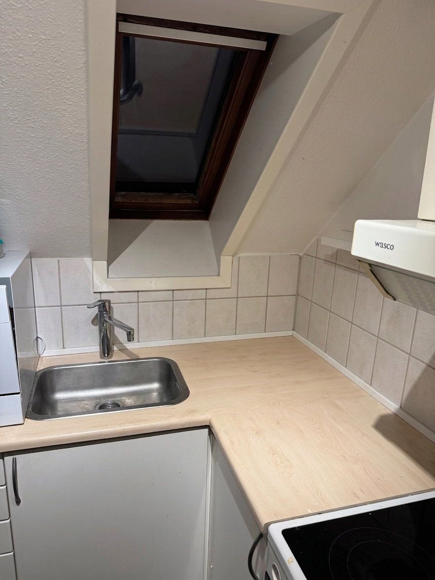 Lys 2-værelses på 42 m2 med ovenlysvindue og funktionelt badeværelse