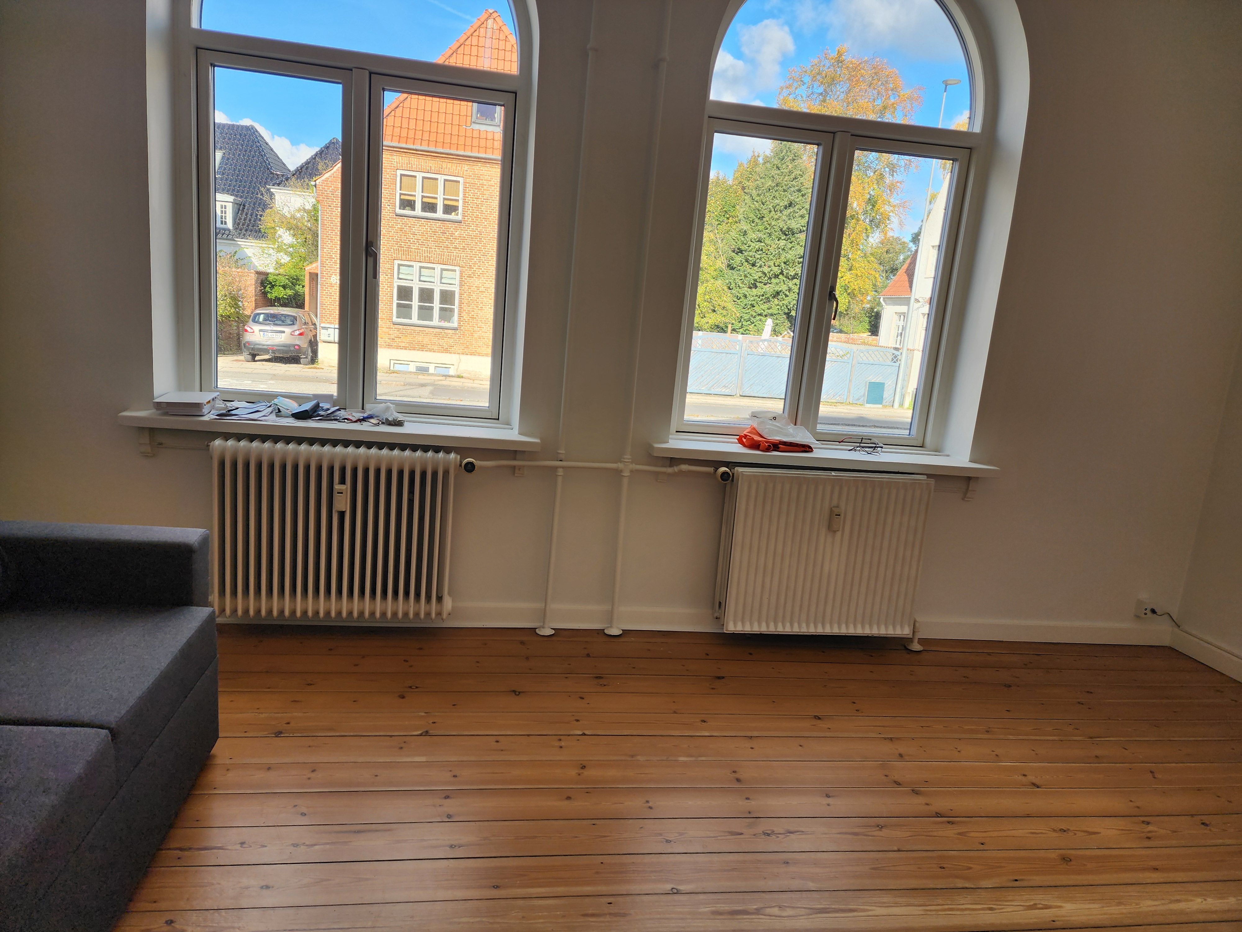 Totalrenoveret 2-værelses lejlighed på 62 m² – med charme, lys og udgang til det grønne