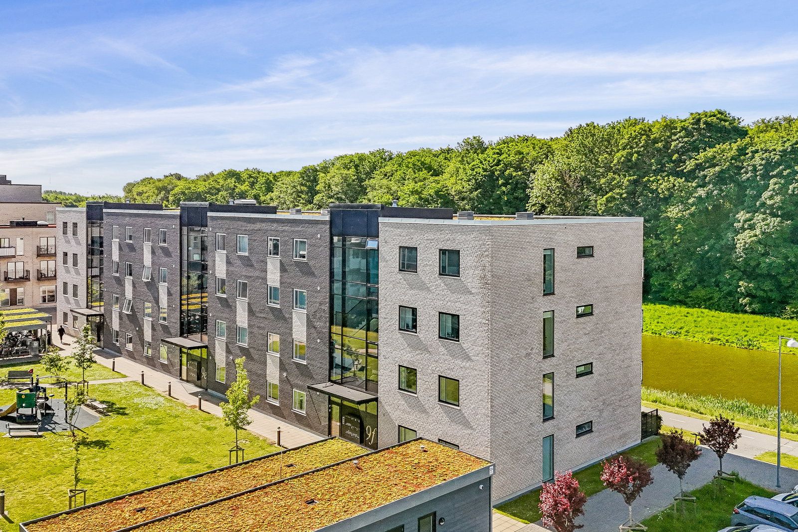 Lys 2-værelses på 62 m2 med fælles terrasse, elevator og parkering – seniorvenlig og rummelig
