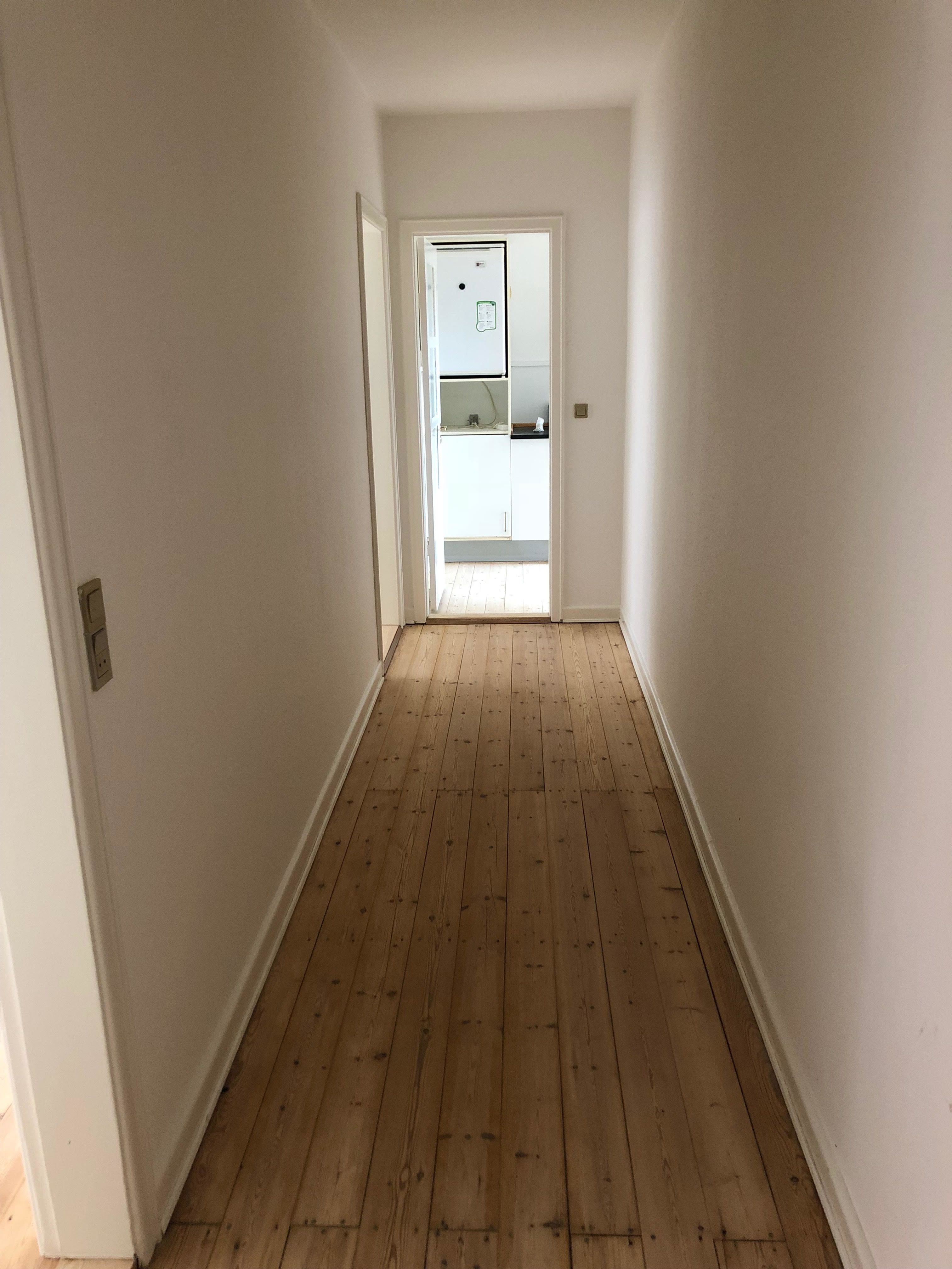 Kæmpe 2 værelses - med renoveret badeværelse, nyt lækkert vaskeri - en af byens bedste ejendomme - gratis parkering