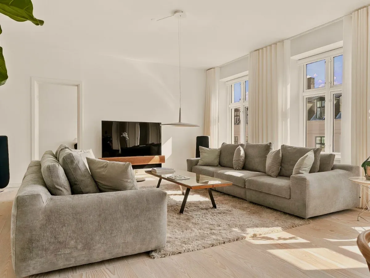 Midt i byen, helt stille: herskabslejlighed på 188 m² i Gammelholm