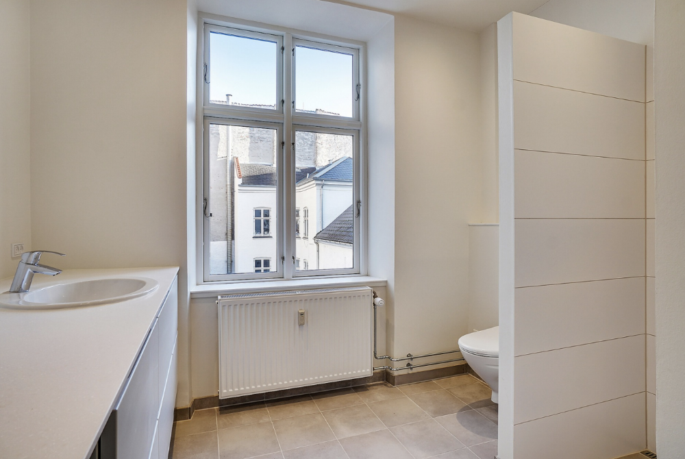 Herskabelig Østerbro lejlighed med søudsigt.