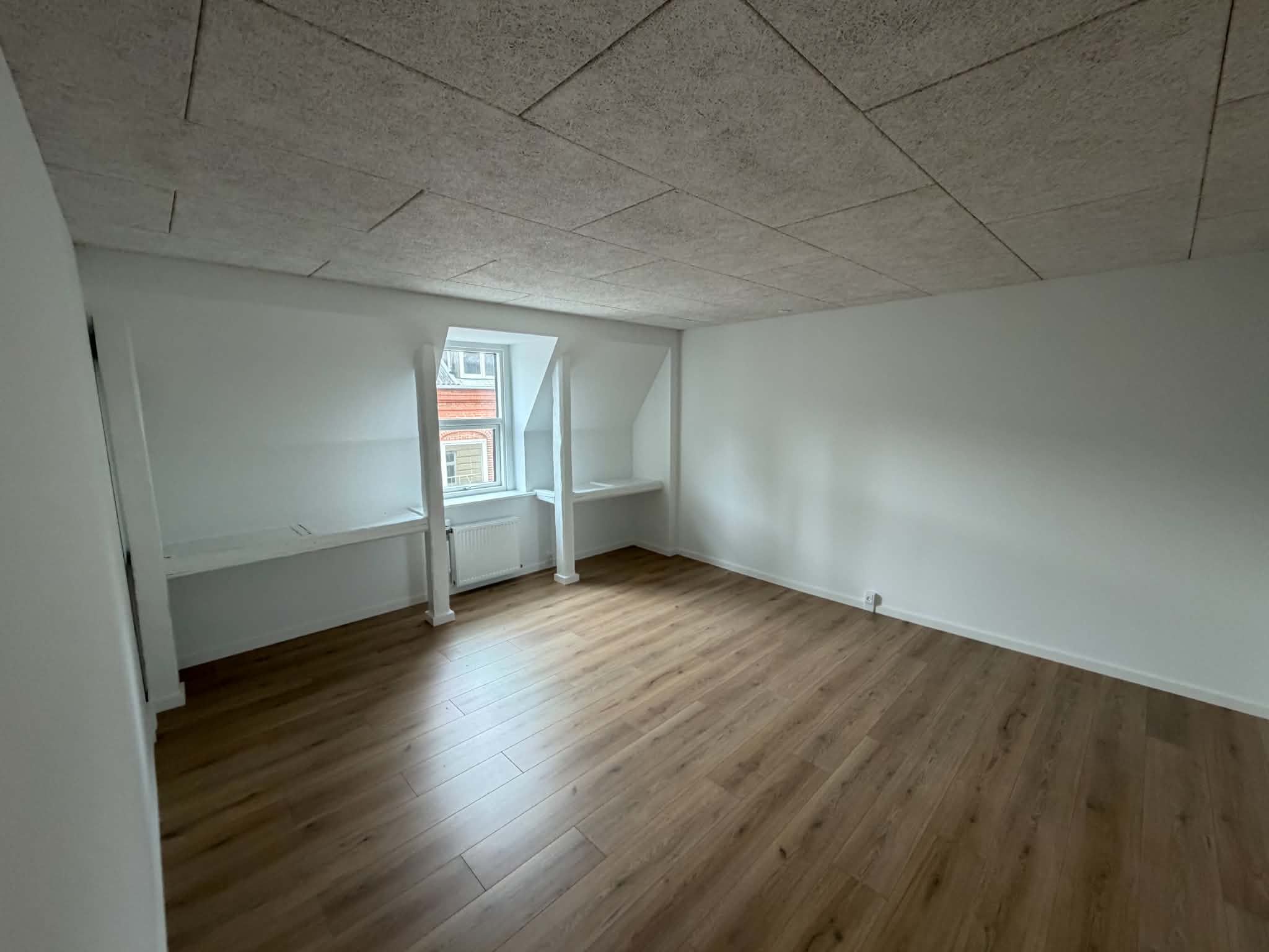 Nyrenoveret og centralt beliggende 4-værelses lejlighed på 113 m²