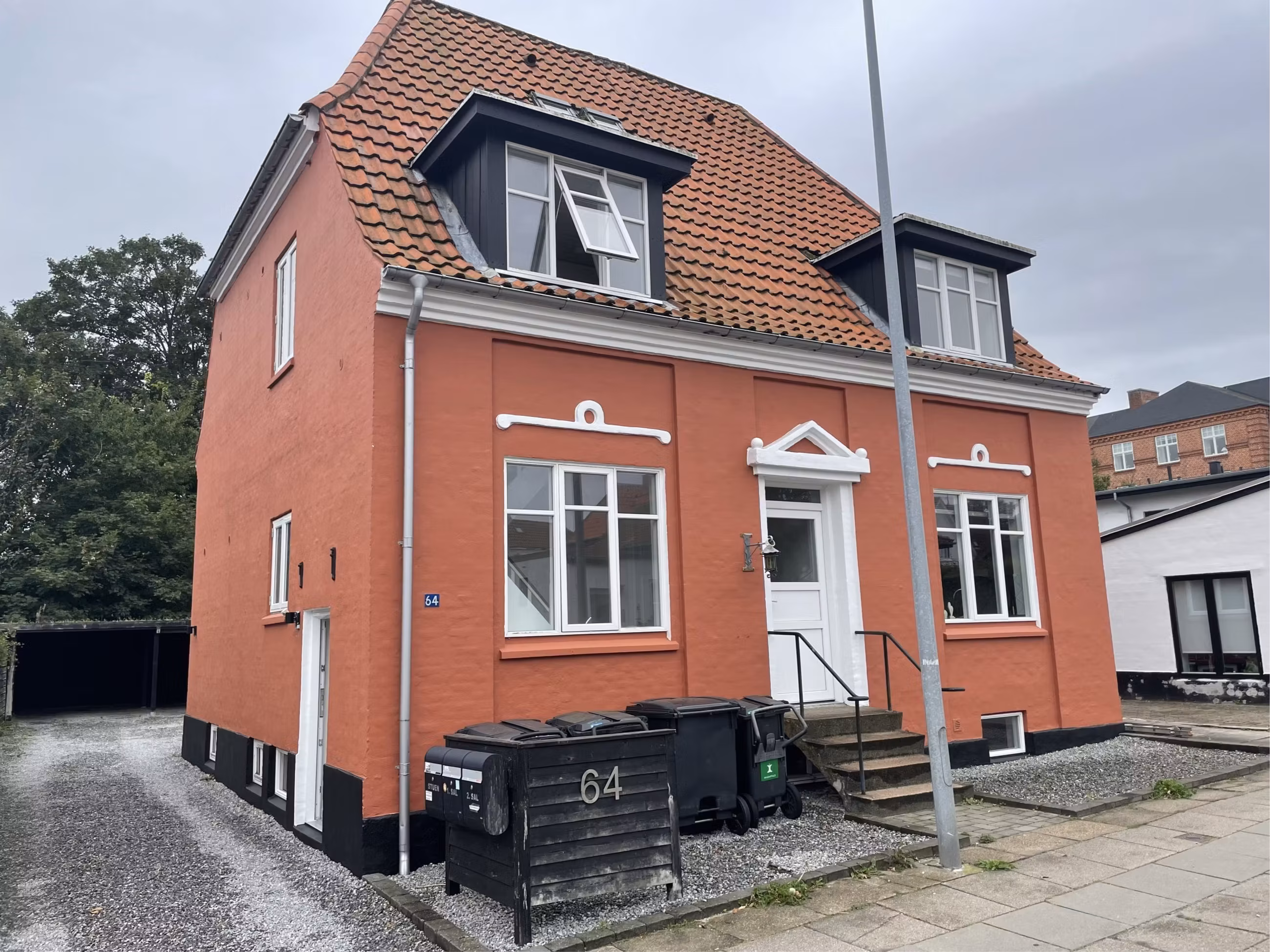 Lys, total istandsat stor 2 vær. Hjørring Centrum!