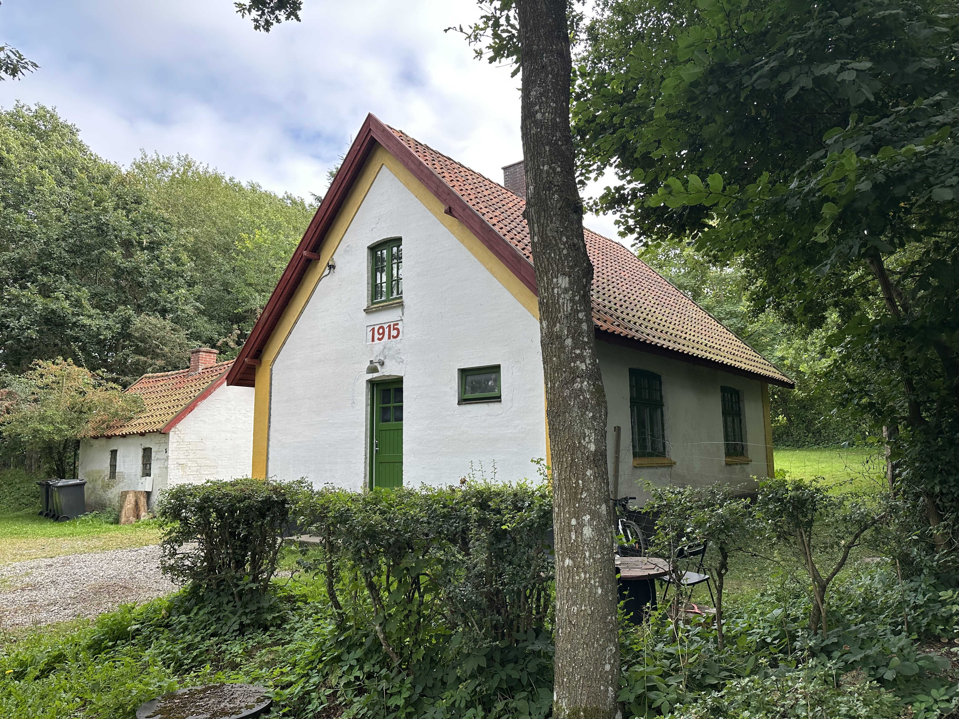Utraditionel godsbolig tæt ved skov og mark