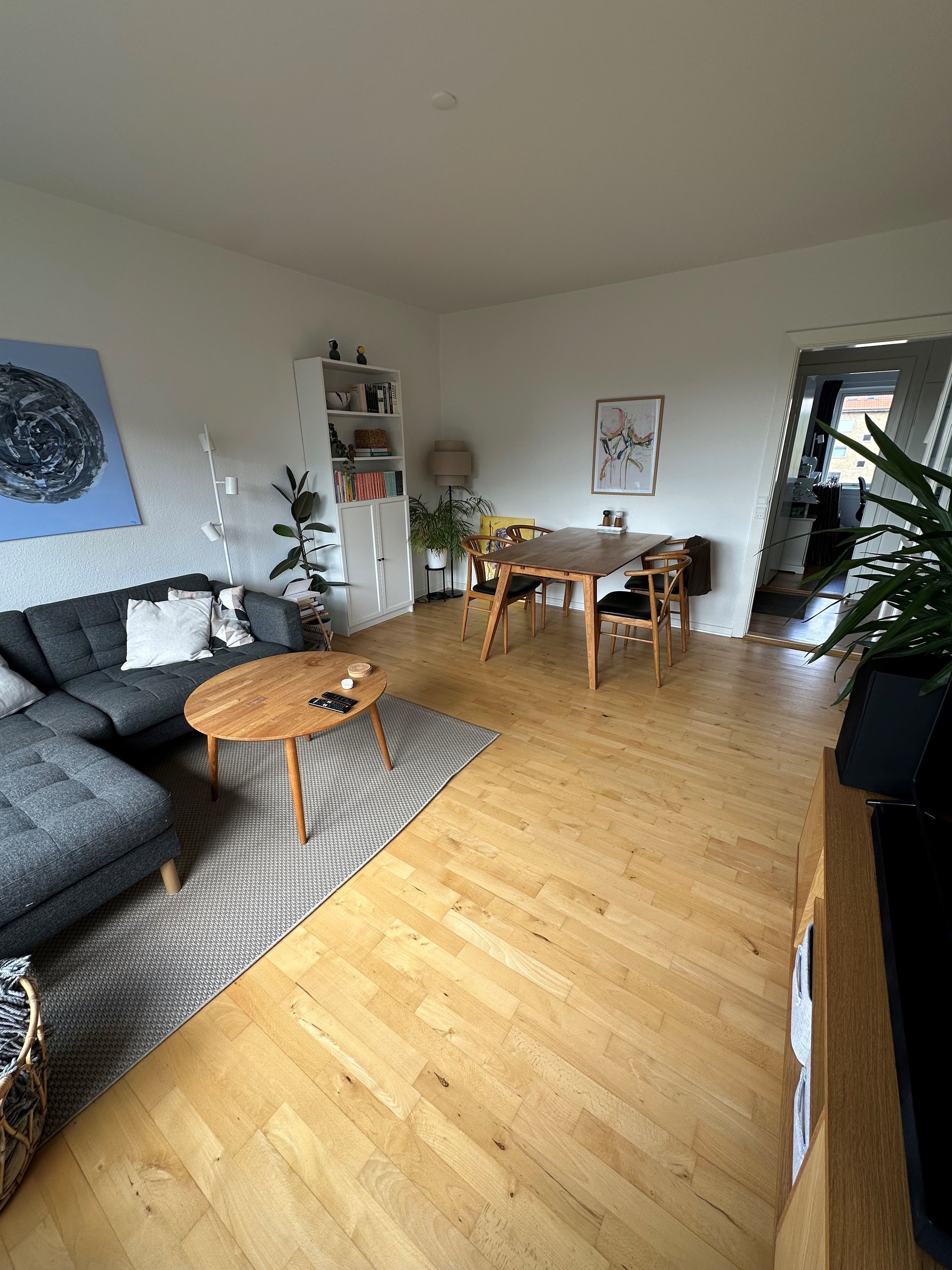 Super dejlig 2.5 værelses 66 m2. Renoveret. Altan. Hammershusvej, 1. km til Uni.