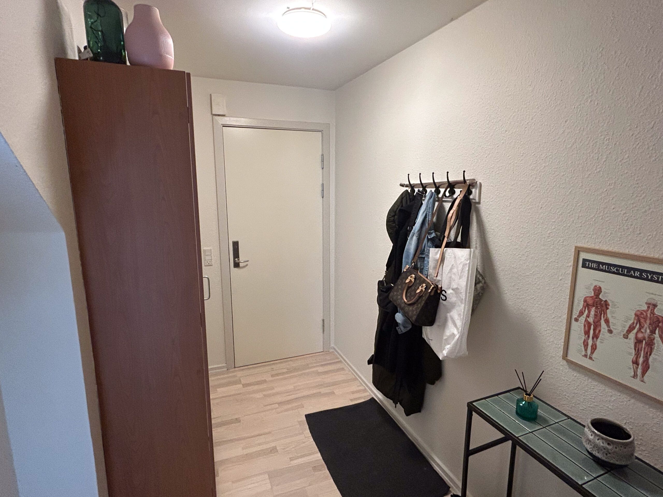 Indbydende lejlighed med fælles terrasse og altan