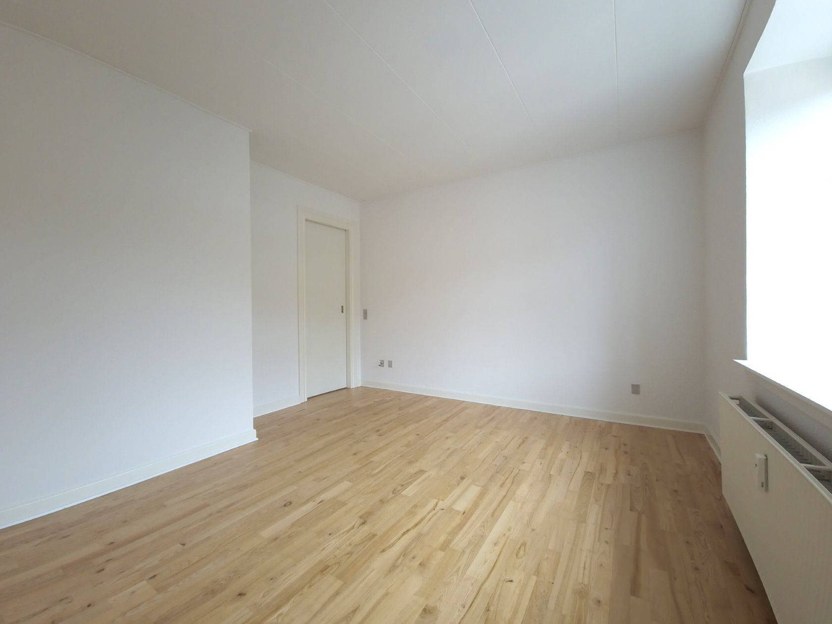 Stor renoveret lejlighed med vaskesøjle og parkering.