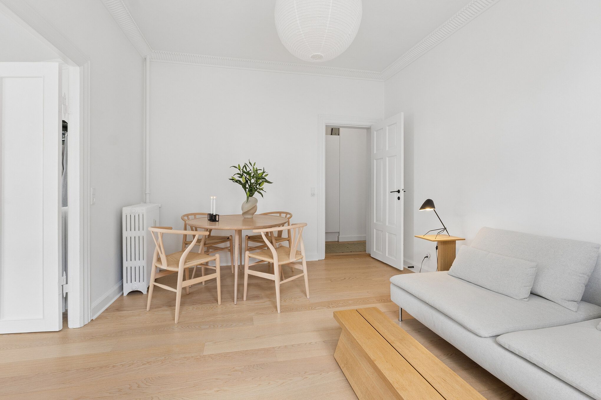 Lys og charmerende hjørnelejlighed med smukke klassiske detaljer på Østerbro