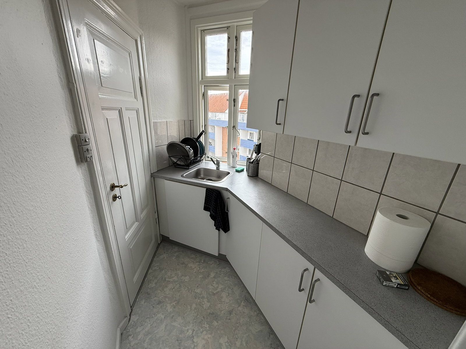 Lys 2-værelses med charme, plankegulve og godt lysindfald – 57 m2