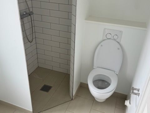 Lækker 2 værelses lejlighed lige ved gågaden og med terrasse ud til Mølleåen og lige ved gågaden.